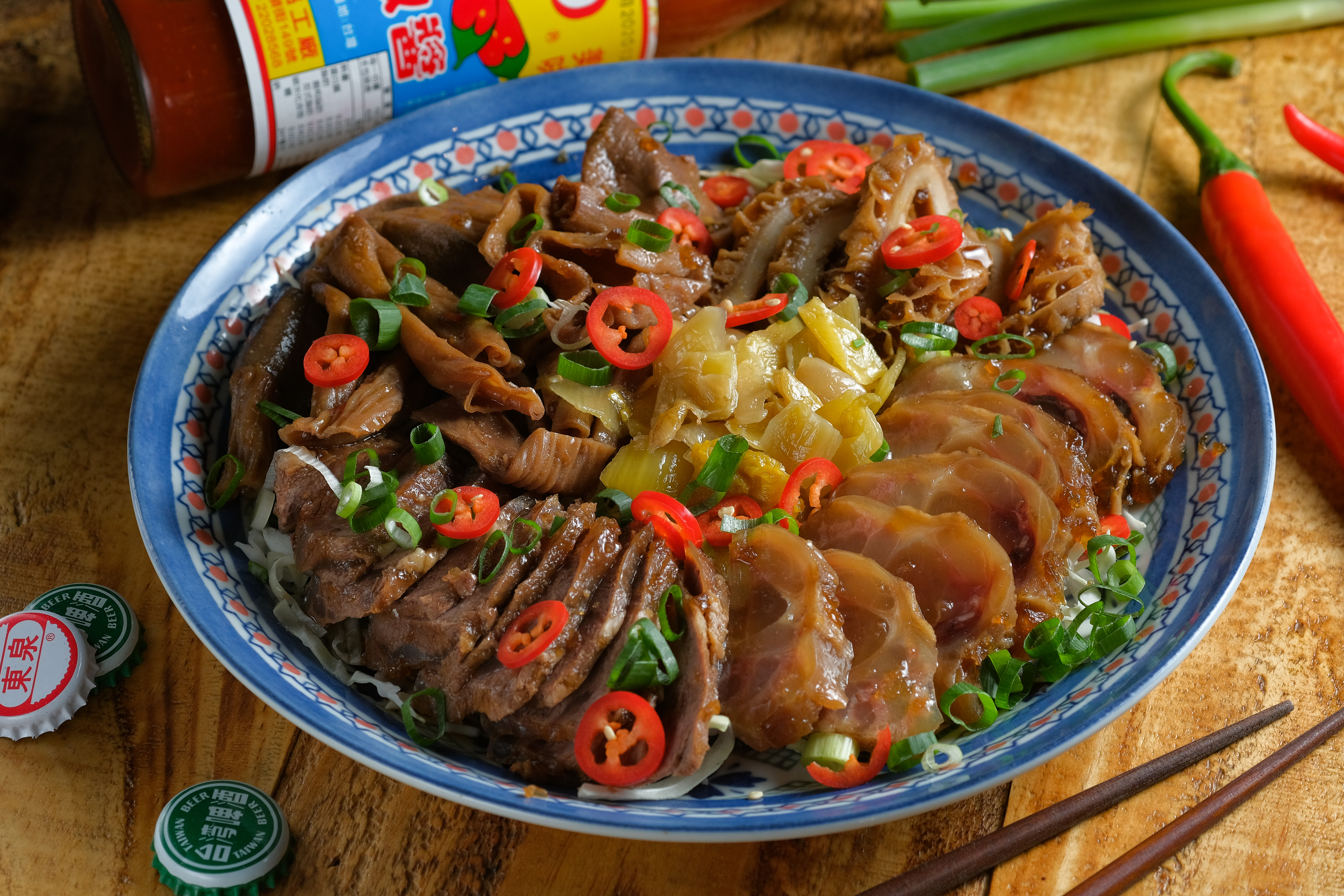 新菜「滷味牛拼盤」集結牛腱、牛肚、牛筋和鴨脆腸，適合多人分享。（430元／份）