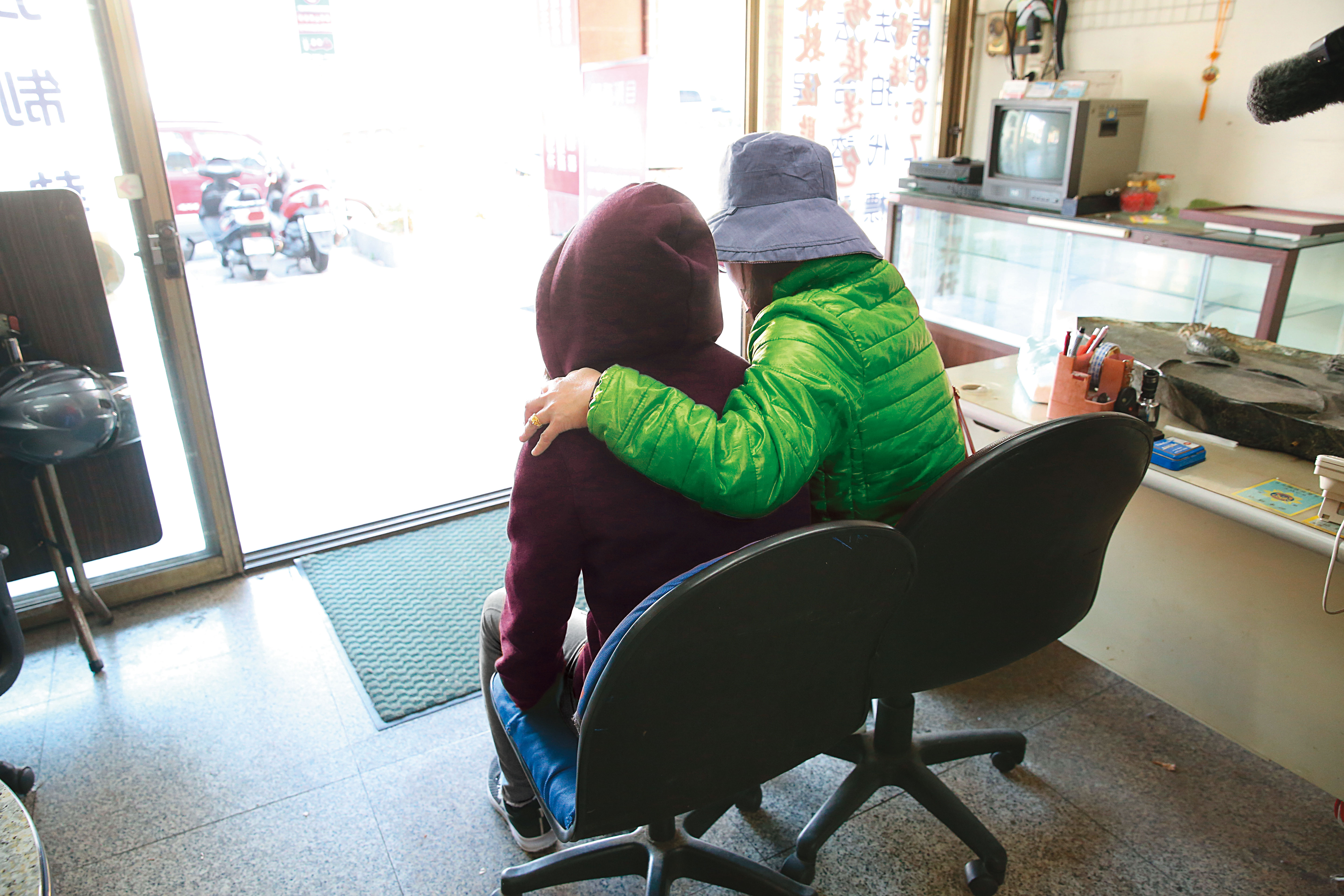 受害女學生在母親陪伴下，控訴建教組長的性騷惡行。（當事人已變裝處理）