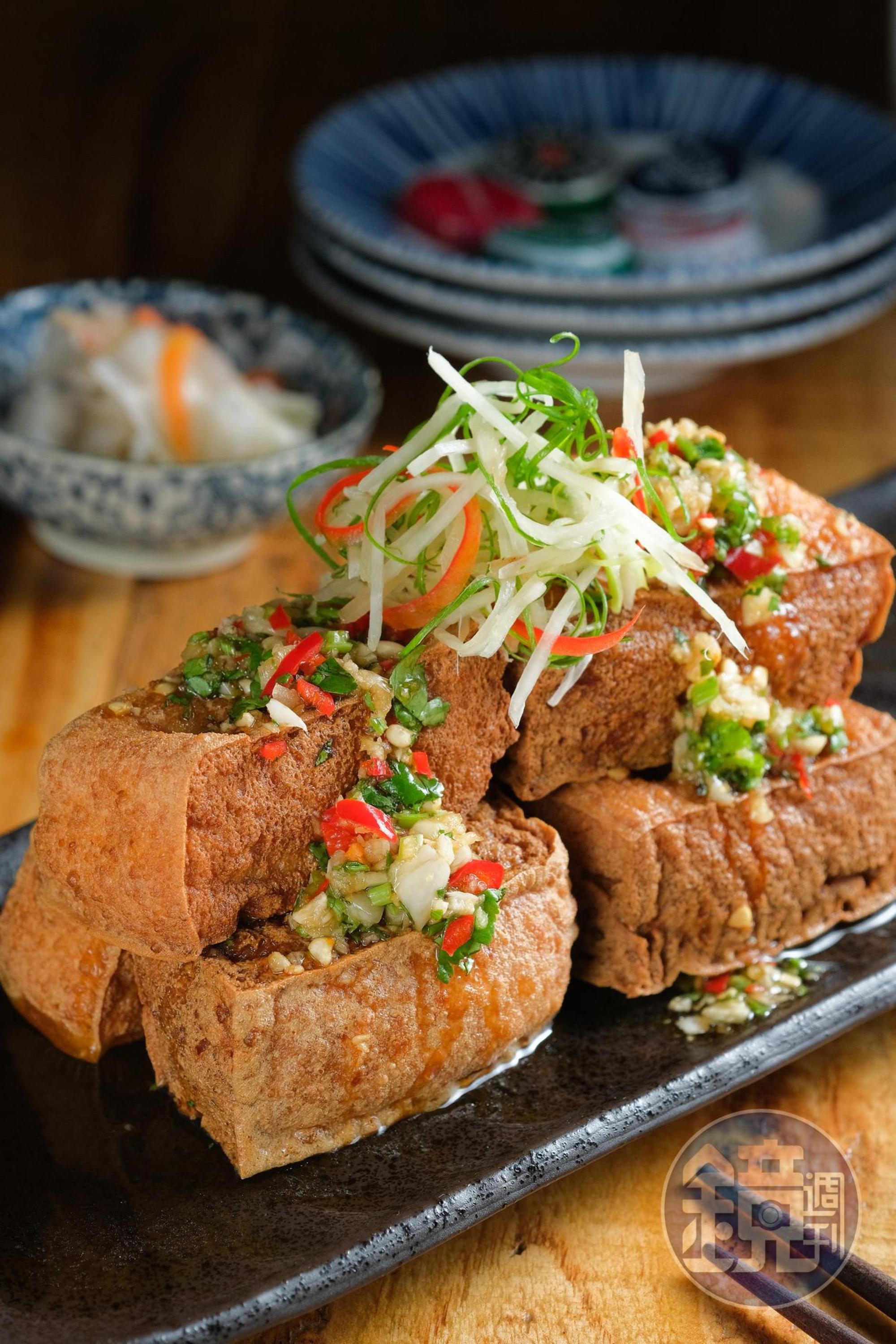 「吃老板豆腐」是炸油豆腐淋上新鮮辣椒混合蒜頭的醬汁,搭自製台式泡菜,非常對味。(160元/份)