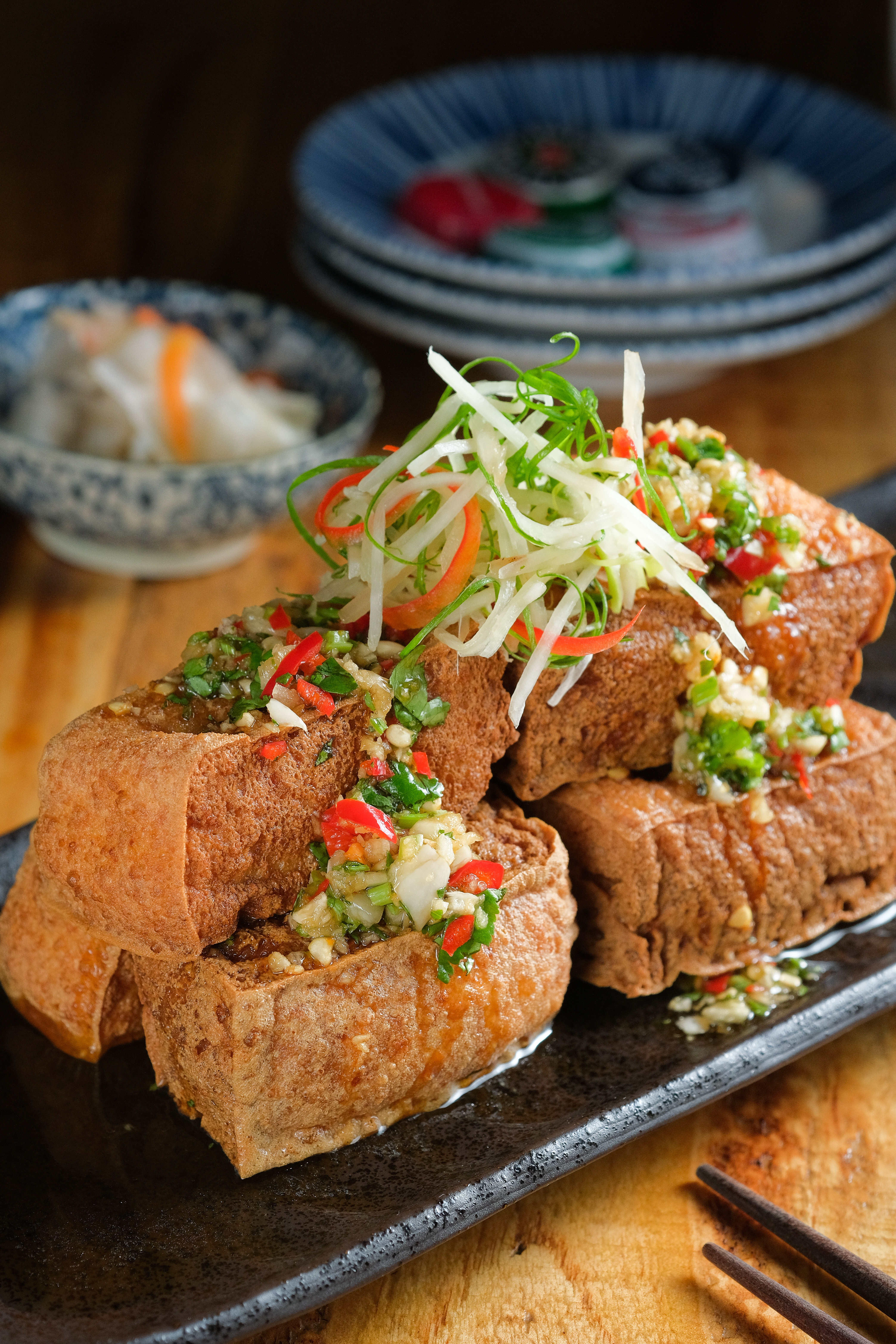 「吃老板豆腐」是炸油豆腐淋上新鮮辣椒混合蒜頭的醬汁,搭自製台式泡菜,非常對味。(160元/份)