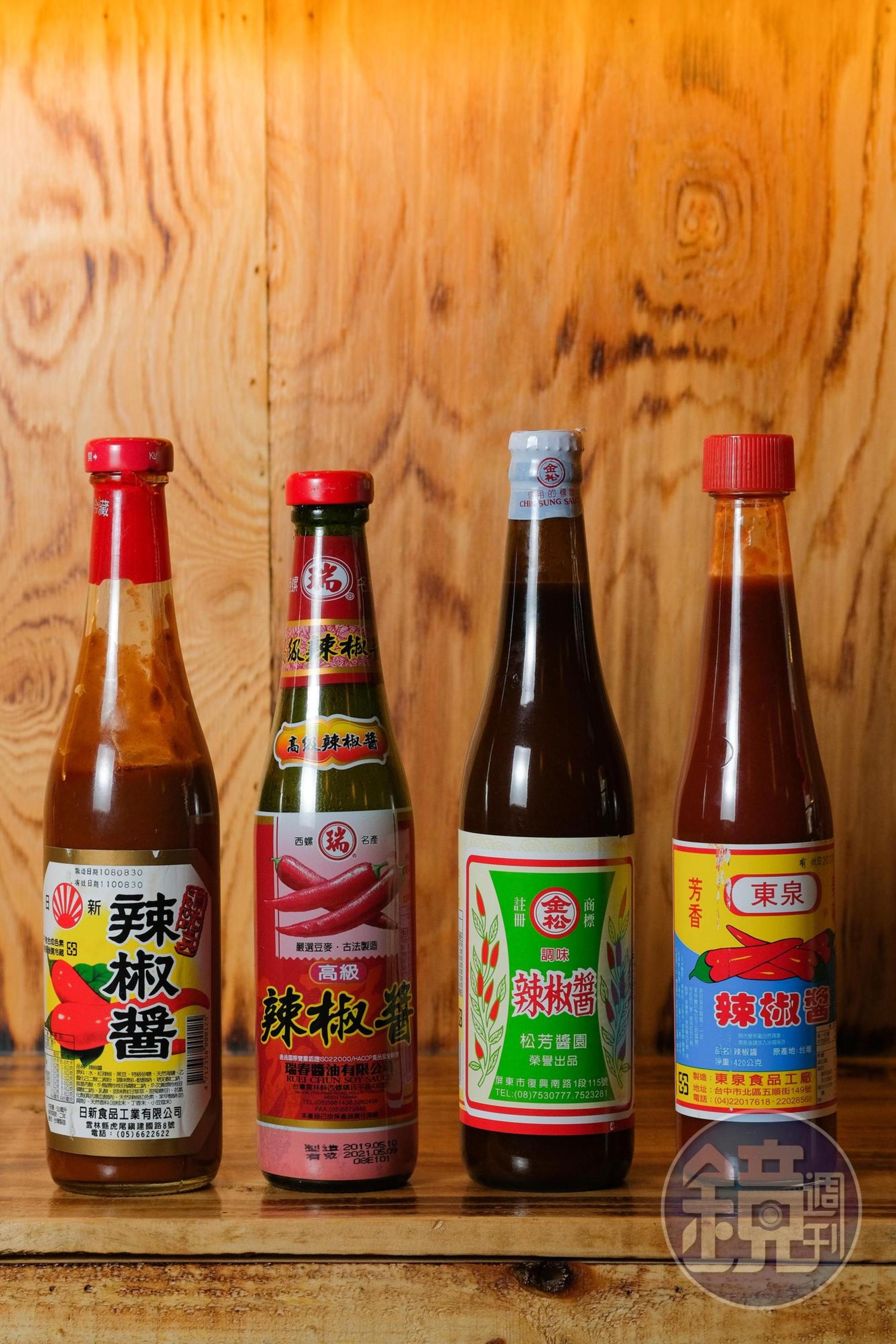 店內的台式瓶裝醬料是老闆們的鄉愁,提供給客人自由運用。