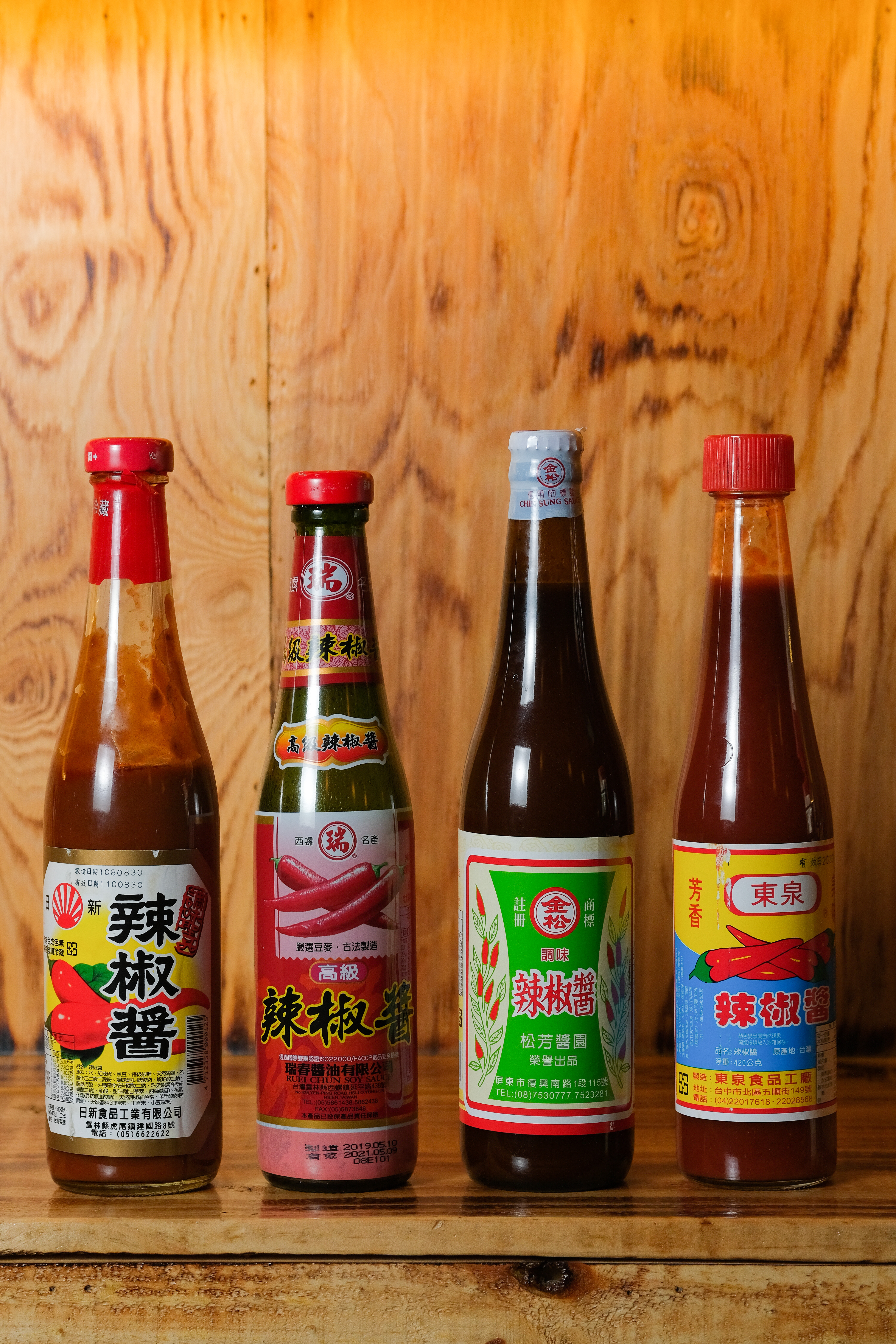 店內的台式瓶裝醬料是老闆們的鄉愁,提供給客人自由運用。