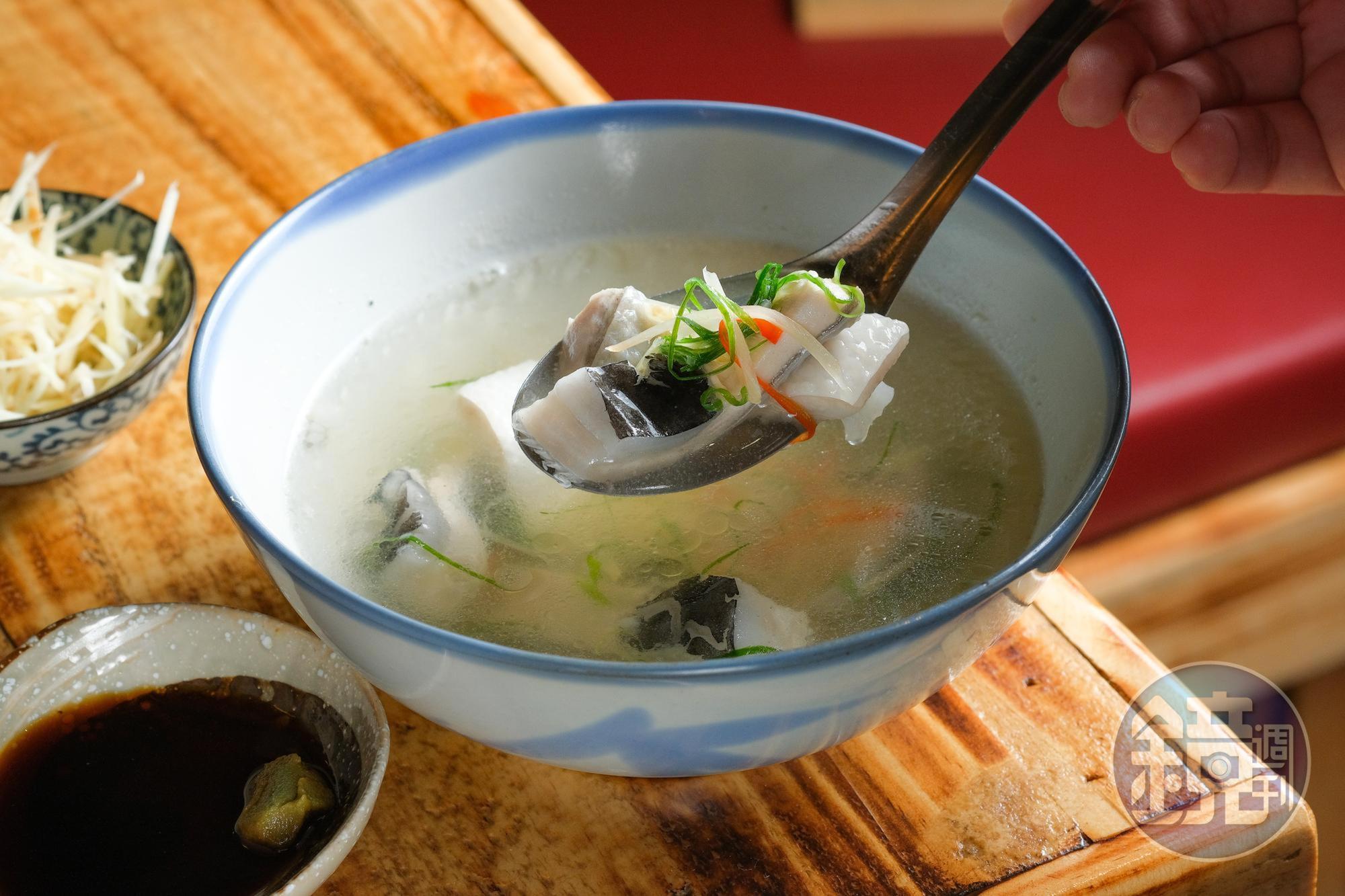 「虱目魚肚湯」魚嫩湯清,可解重口味下酒菜的膩。(140元/碗)