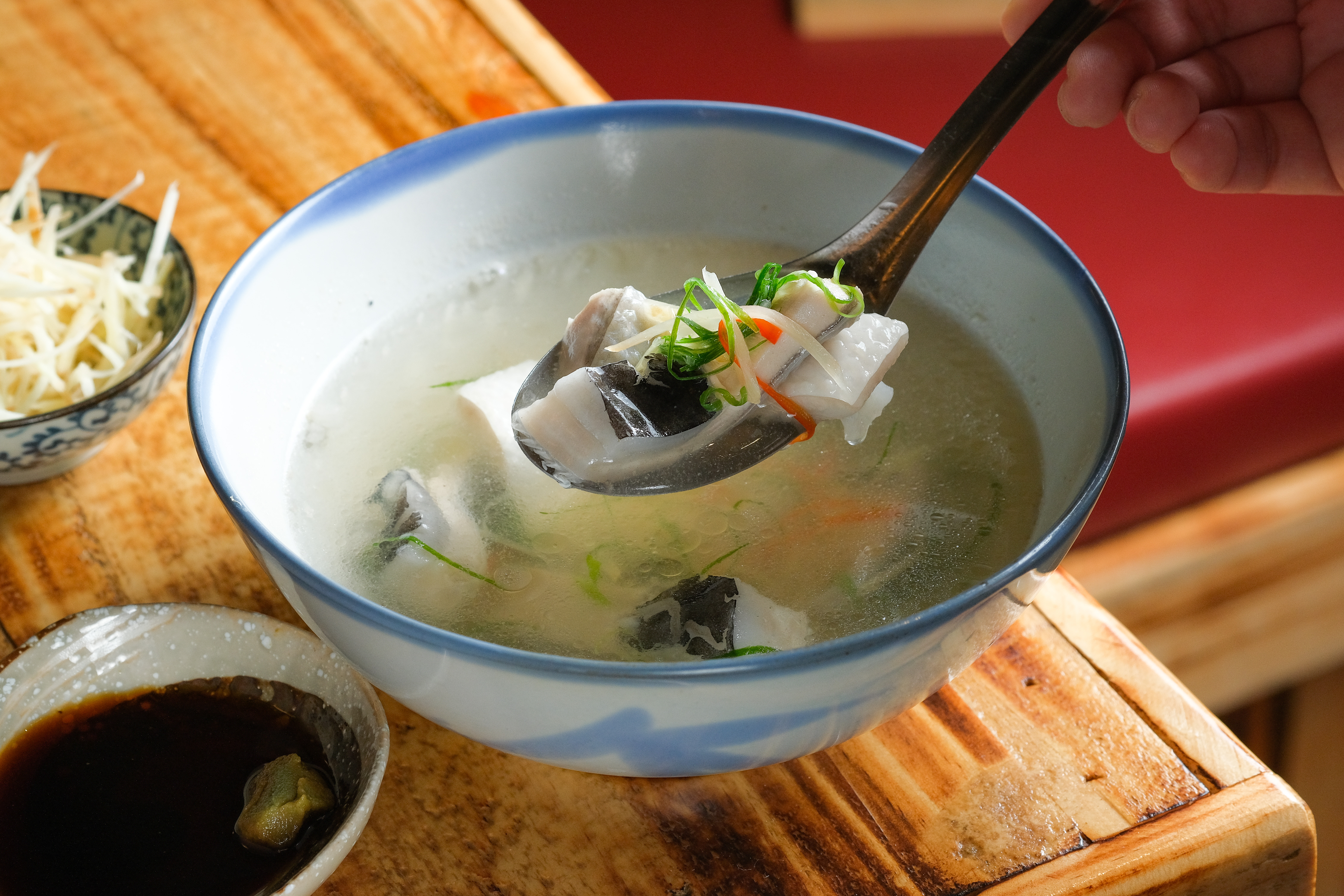 「虱目魚肚湯」魚嫩湯清,可解重口味下酒菜的膩。(140元/碗)