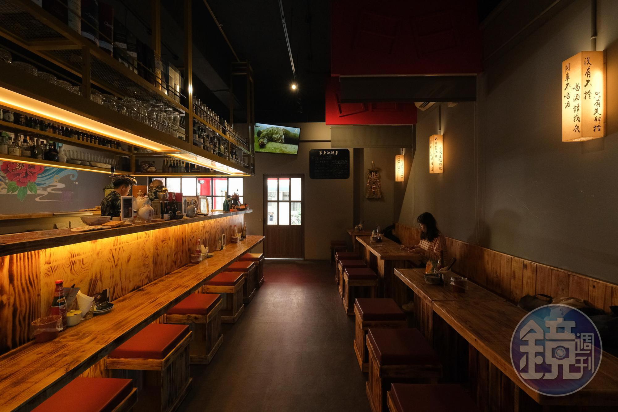 室內以低矮桌椅營造熱炒店氛圍。
