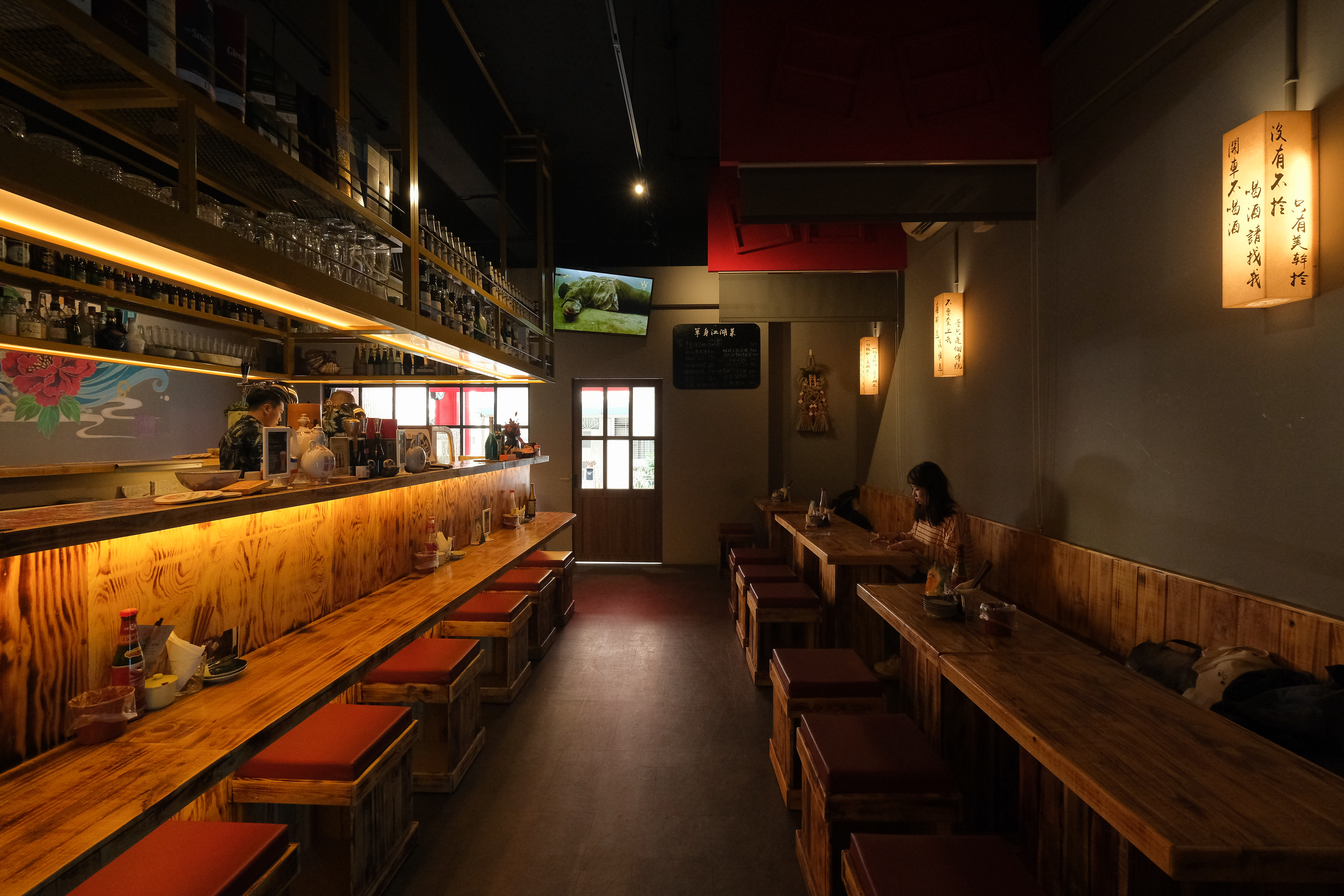 室內以低矮桌椅營造熱炒店氛圍。