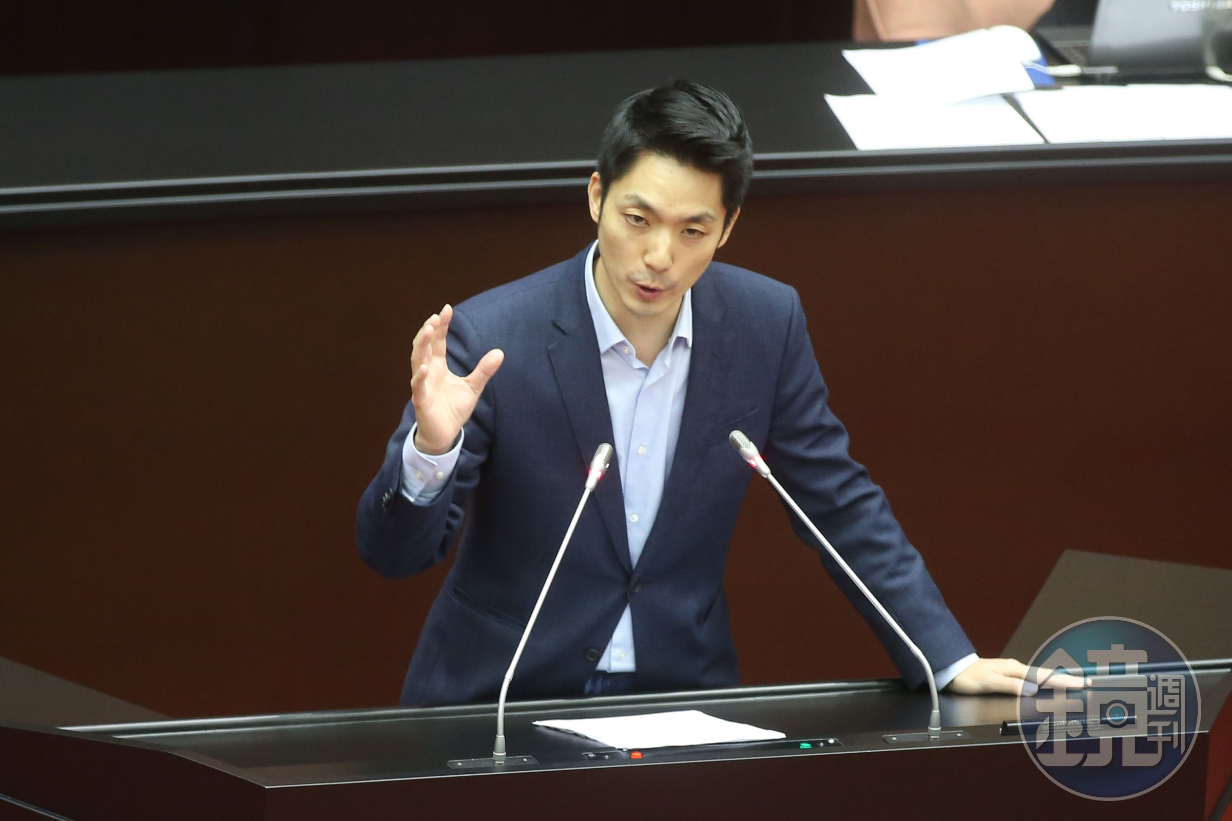藍營大咖建議蔡政府發布緊急命令防疫，立委蔣萬安則認為立院正值集會期間，加上朝野對抗疫有高度共識，可以透過修法予以補足。