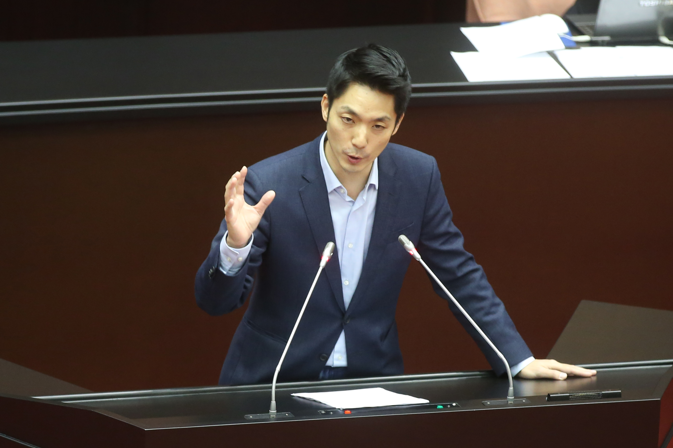 藍營大咖建議蔡政府發布緊急命令防疫，立委蔣萬安則認為立院正值集會期間，加上朝野對抗疫有高度共識，可以透過修法予以補足。