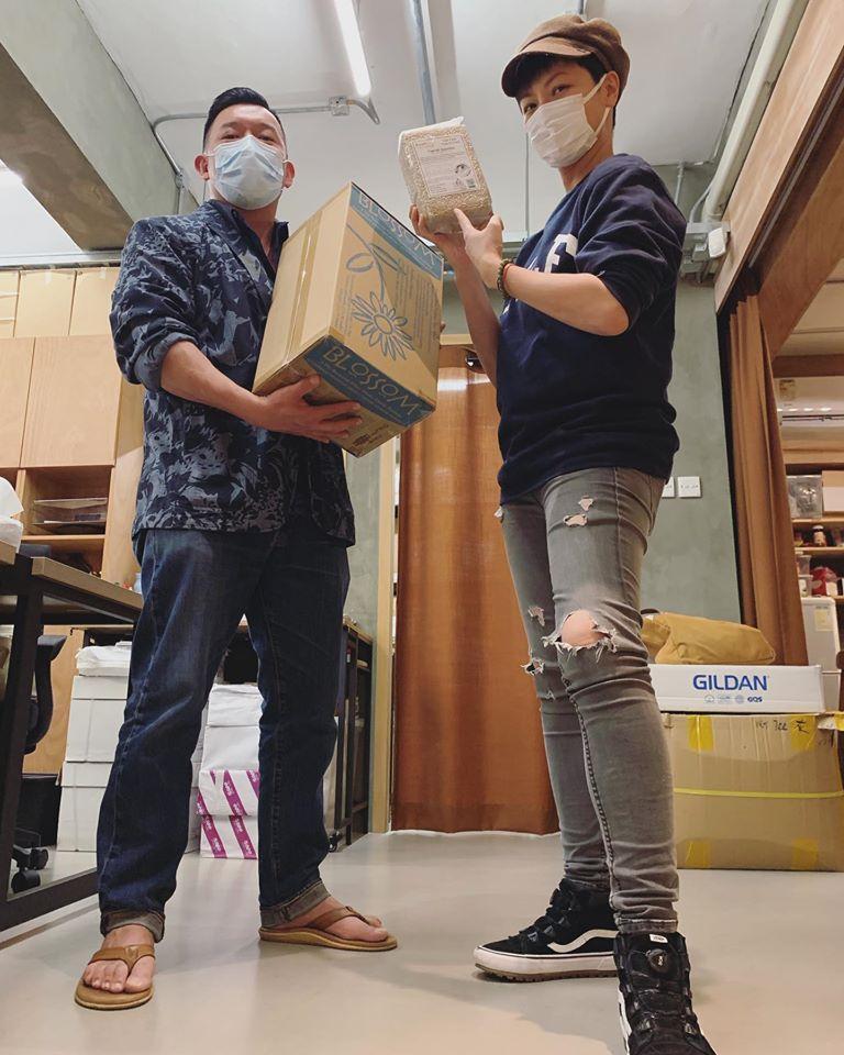 何韻詩在社交網站放上與杜汶澤合照,以米一包換口罩非常開心。(翻攝何韻詩臉書)