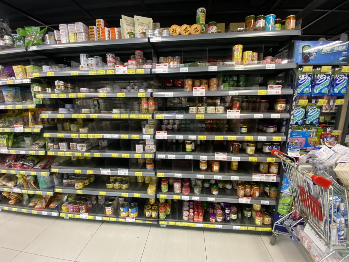 容留少年每個月只有6百元零用金，若去賣場打工還會被要求上繳一半薪水。圖為賣場貨架為示意，非相關畫面。