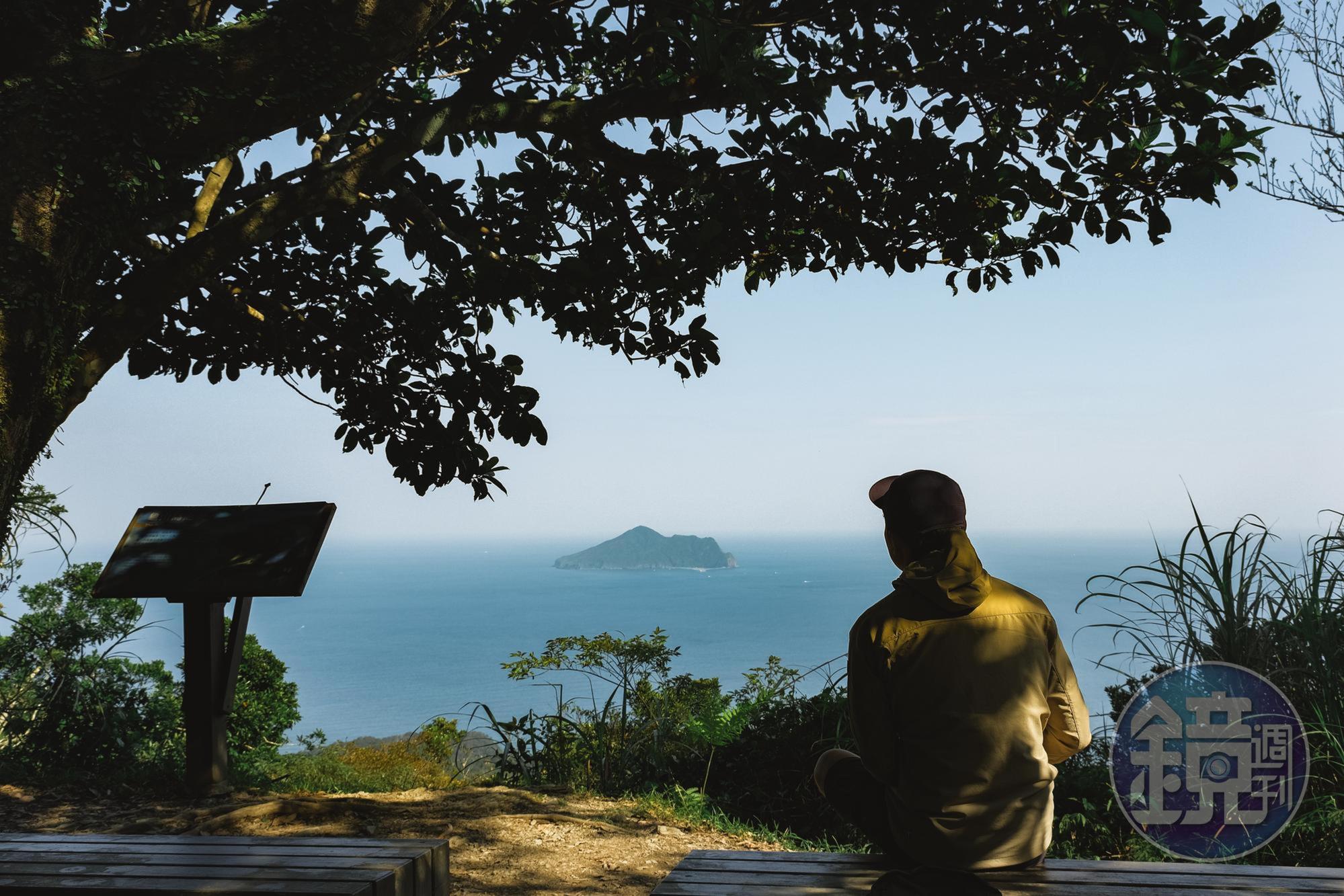 盡頭處可眺望海上龜山島的休息平台，在這休息一番。