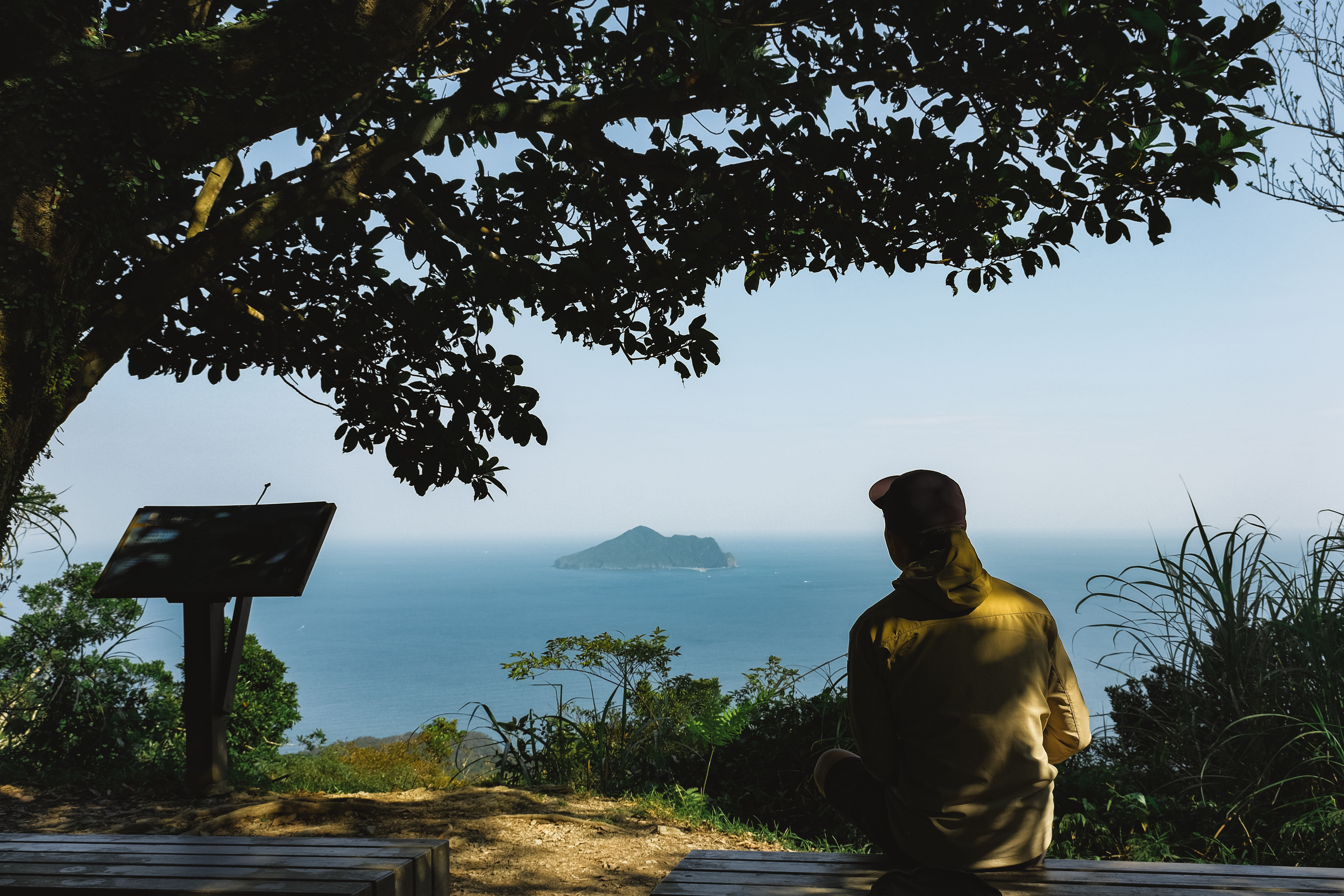 盡頭處可眺望海上龜山島的休息平台，在這休息一番。