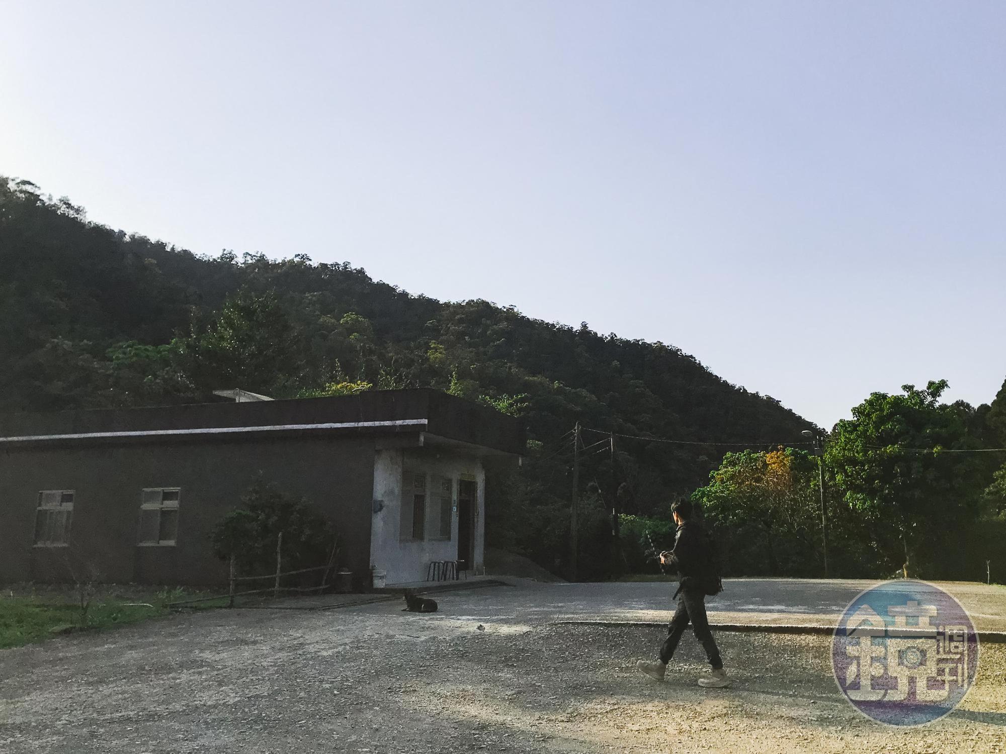 導航至坪溪頭[新巴士]，順左側往平溪頭開到底即是烏山62號民宅，這裡是私有土地，停車需付費100元。