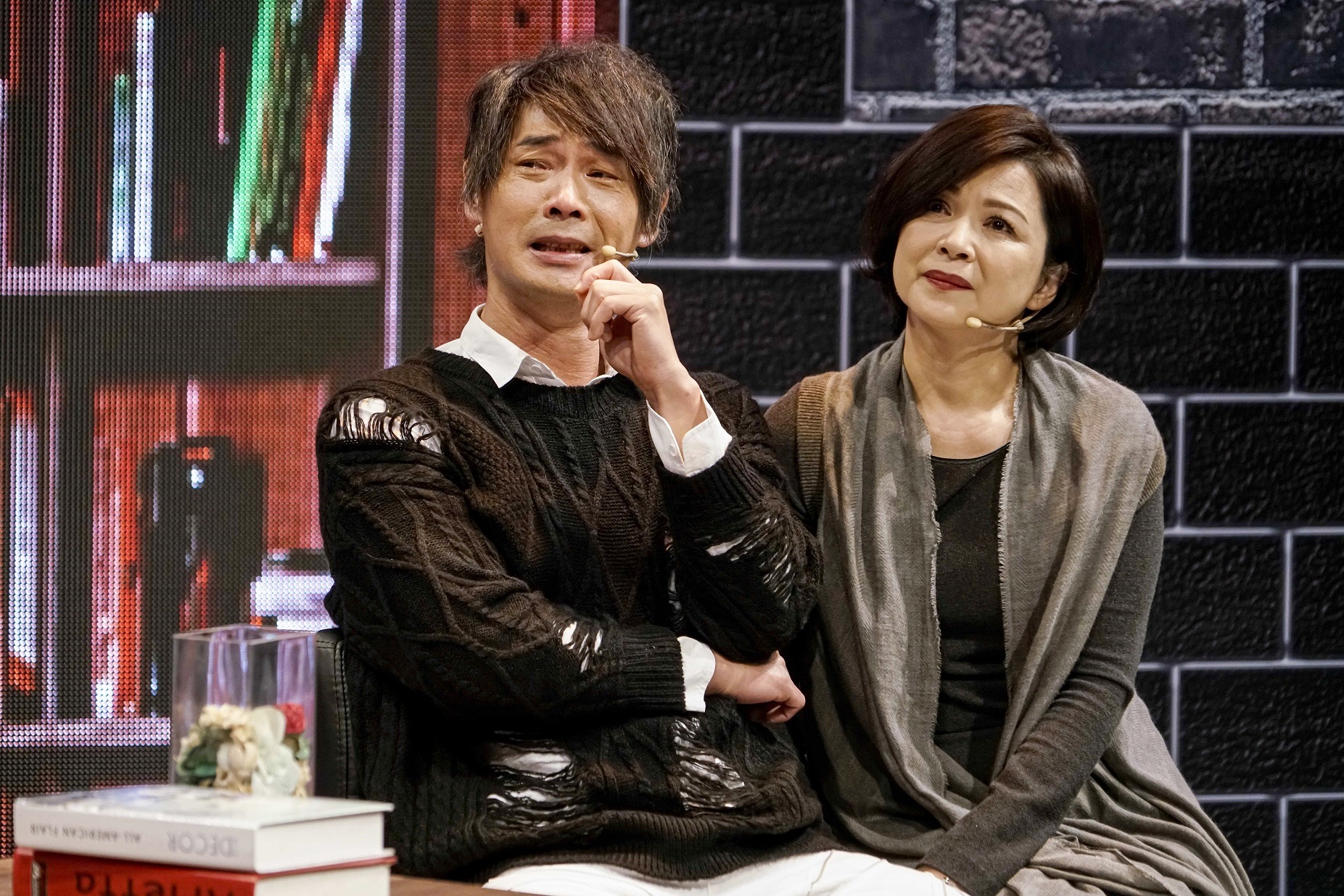 楊貴媚（右）、黃品源（左）日前參加八大節目的「樂來越好聽」錄影，老友見面不禁話當年。（八大提供）