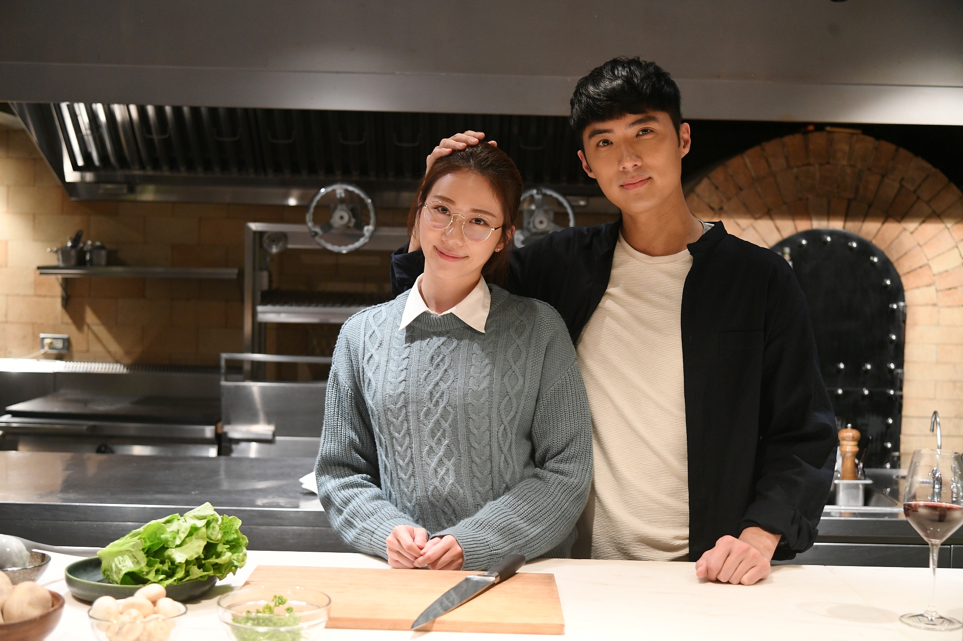 戲裡被張景嵐（左）告白的李運慶（右）直言很不習慣被女生主動告白，笑說自己是屬於「服務型」的人，遇到喜歡的人都想為對方做很多事。（三立提供）