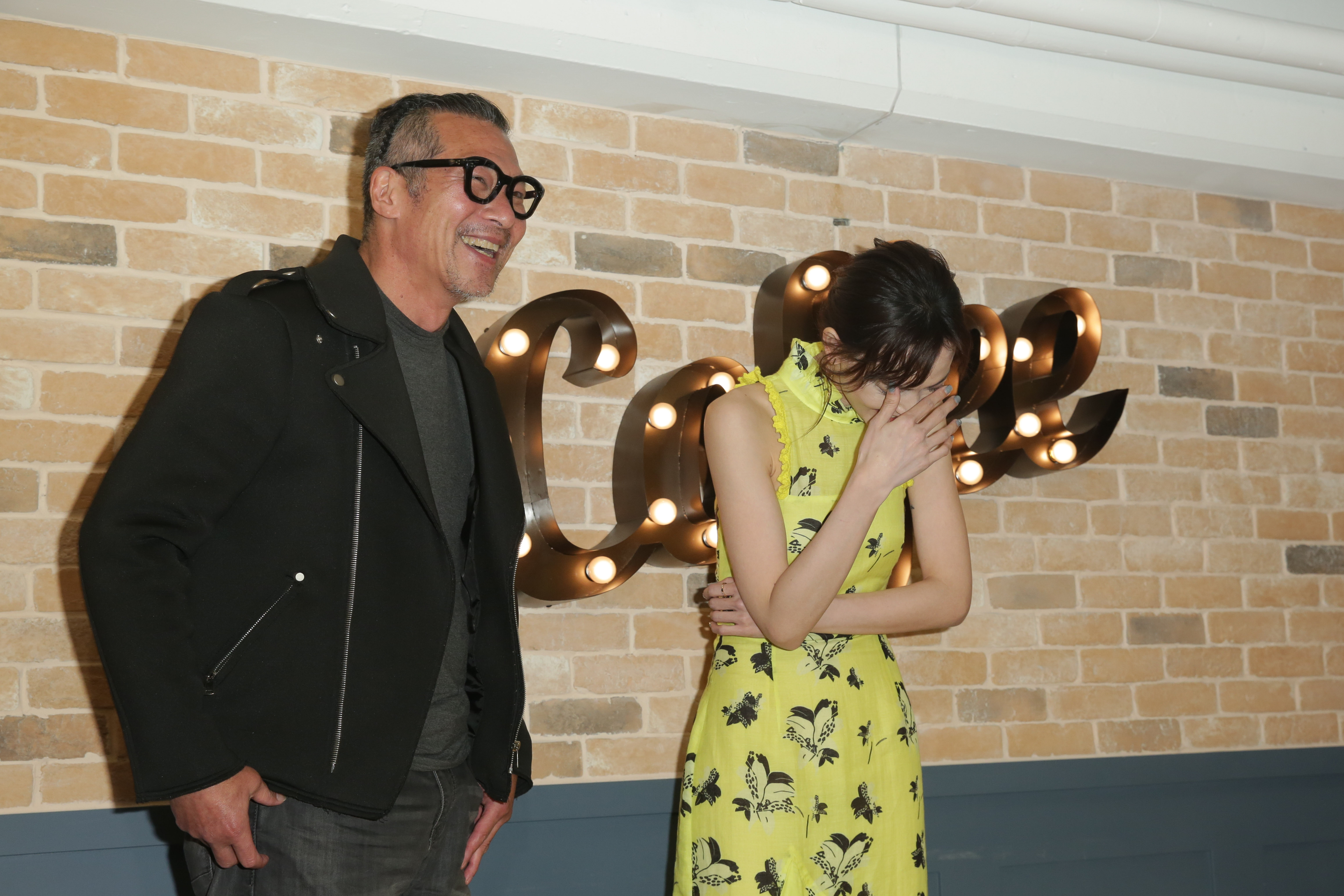 黃仲崑（左）與姚以緹（右）在《覆活》飾演一對不對盤的父女。