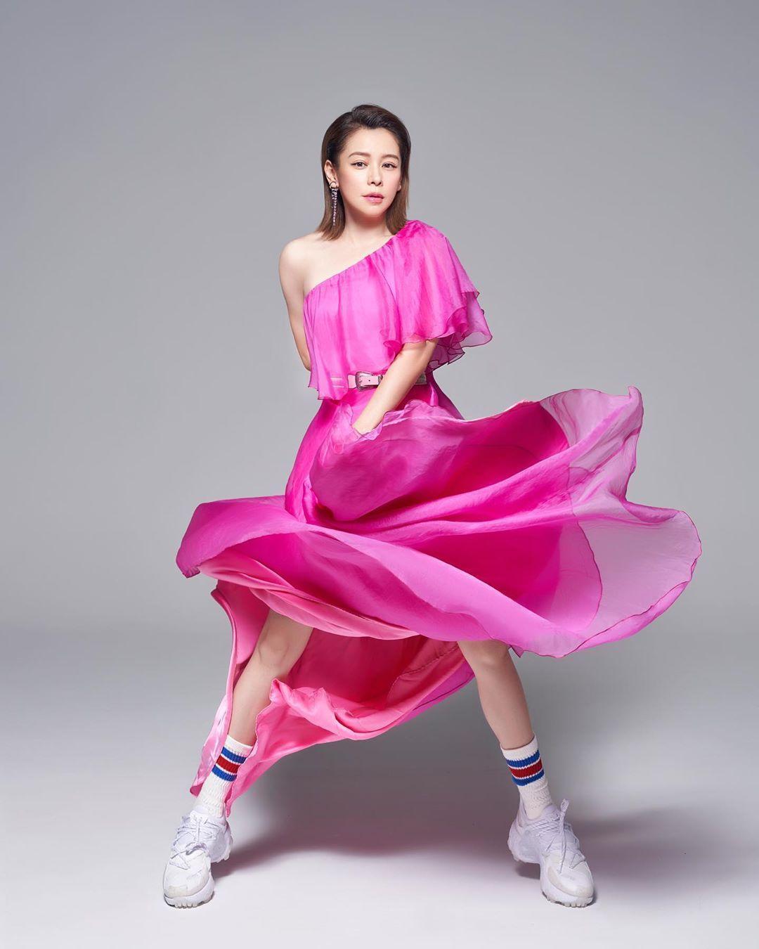 Blumarine玫瑰深粉單肩洋裝NT$125,000搭配NIKE球鞋,是徐若瑄展現時尚功力的用心。(翻攝自徐若瑄IG)