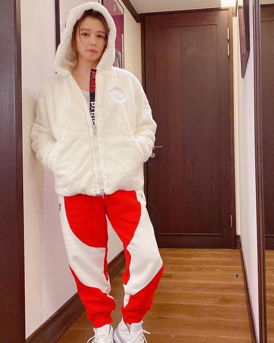 徐若瑄喜歡Jordan Woman,身上的PSG x JORDAN BRAND毛絨外套NT$7,580、刷毛棉褲NT$3,980。(翻攝自徐若瑄IG)
