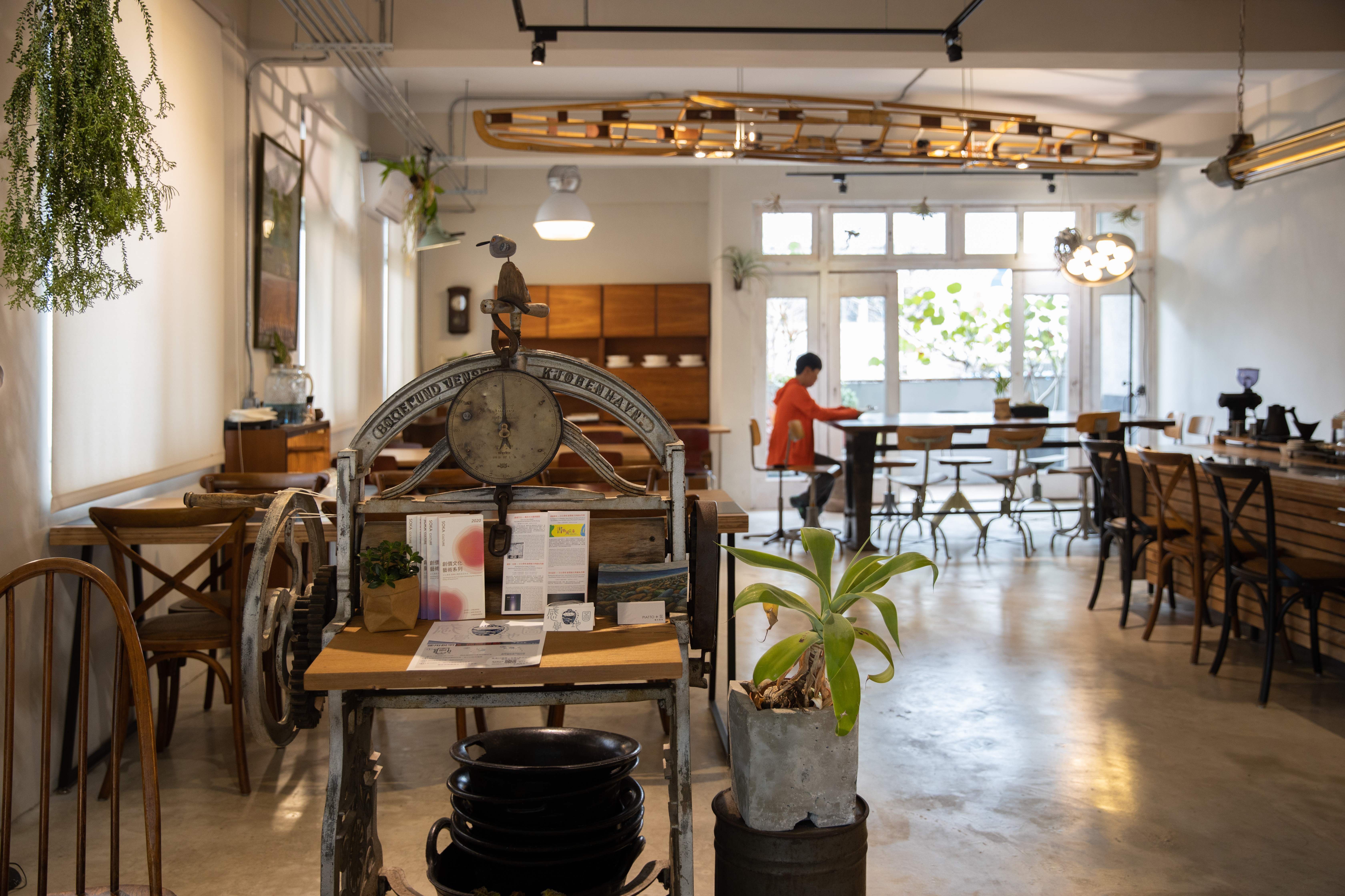 讓人放鬆且喜歡的空間，天花板上還有一艘巨型獨木舟骨架。