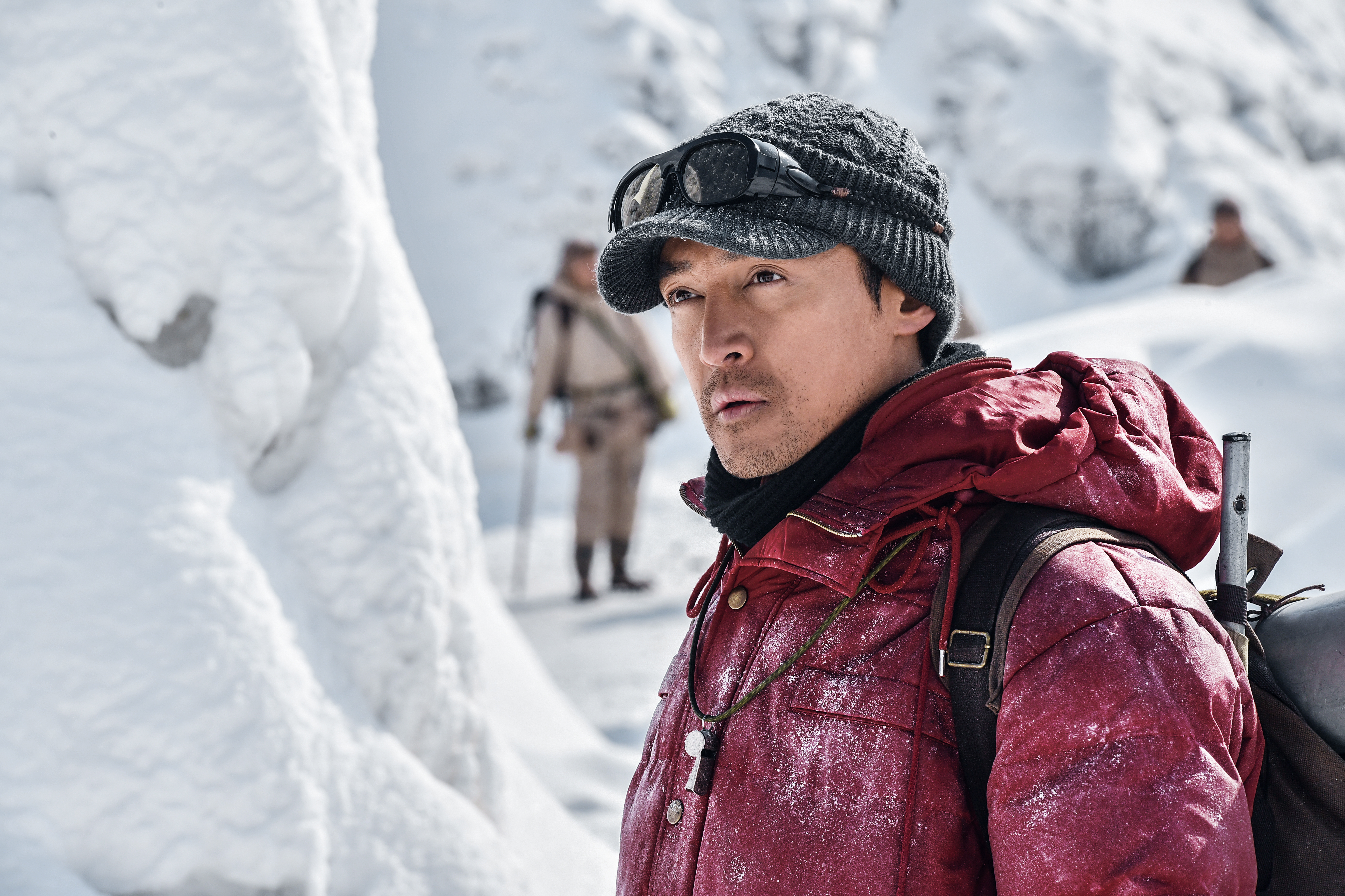 留了鬍渣的胡歌飾演登山隊員，在《攀登者》的艱困拍攝條件下演出。（前景娛樂提供）