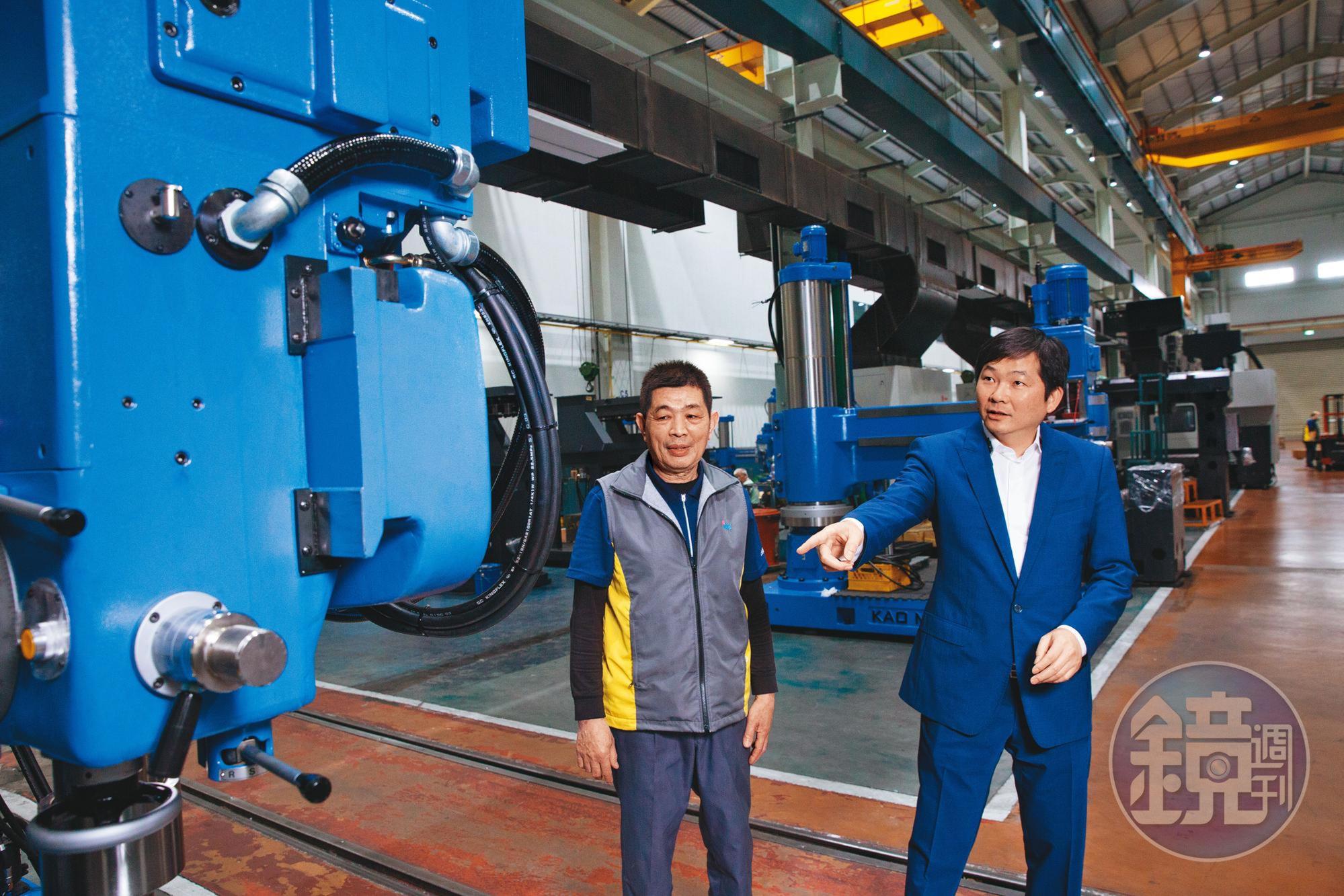 張仕育（右）從小在工廠長大，國中時就被父親叫去學配電、鎖螺絲，對機械設備相當熟稔。