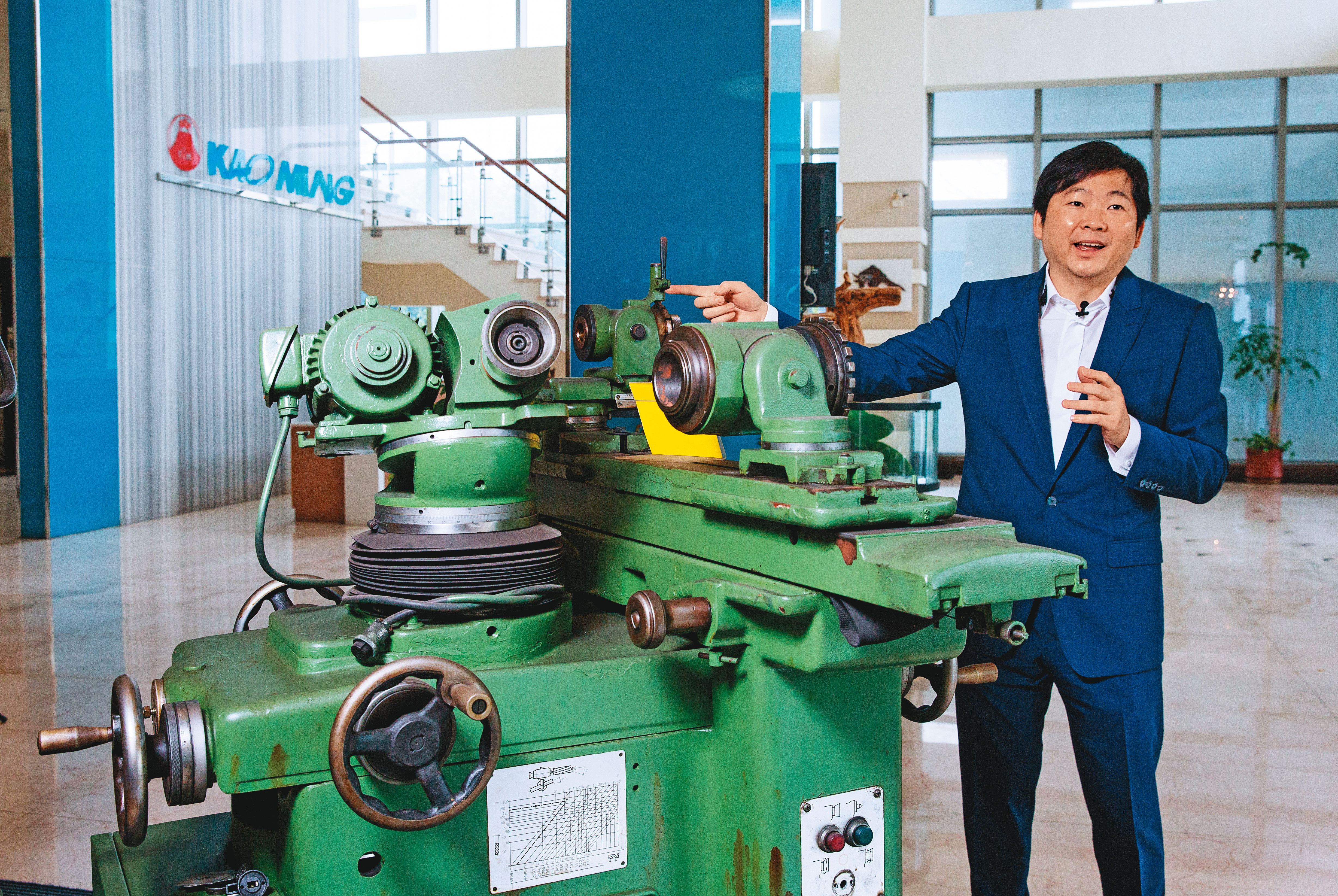 高明精機的1樓大廳展示1台工具磨床，那是張仕育的父親張鎬洺創業起家的工具。