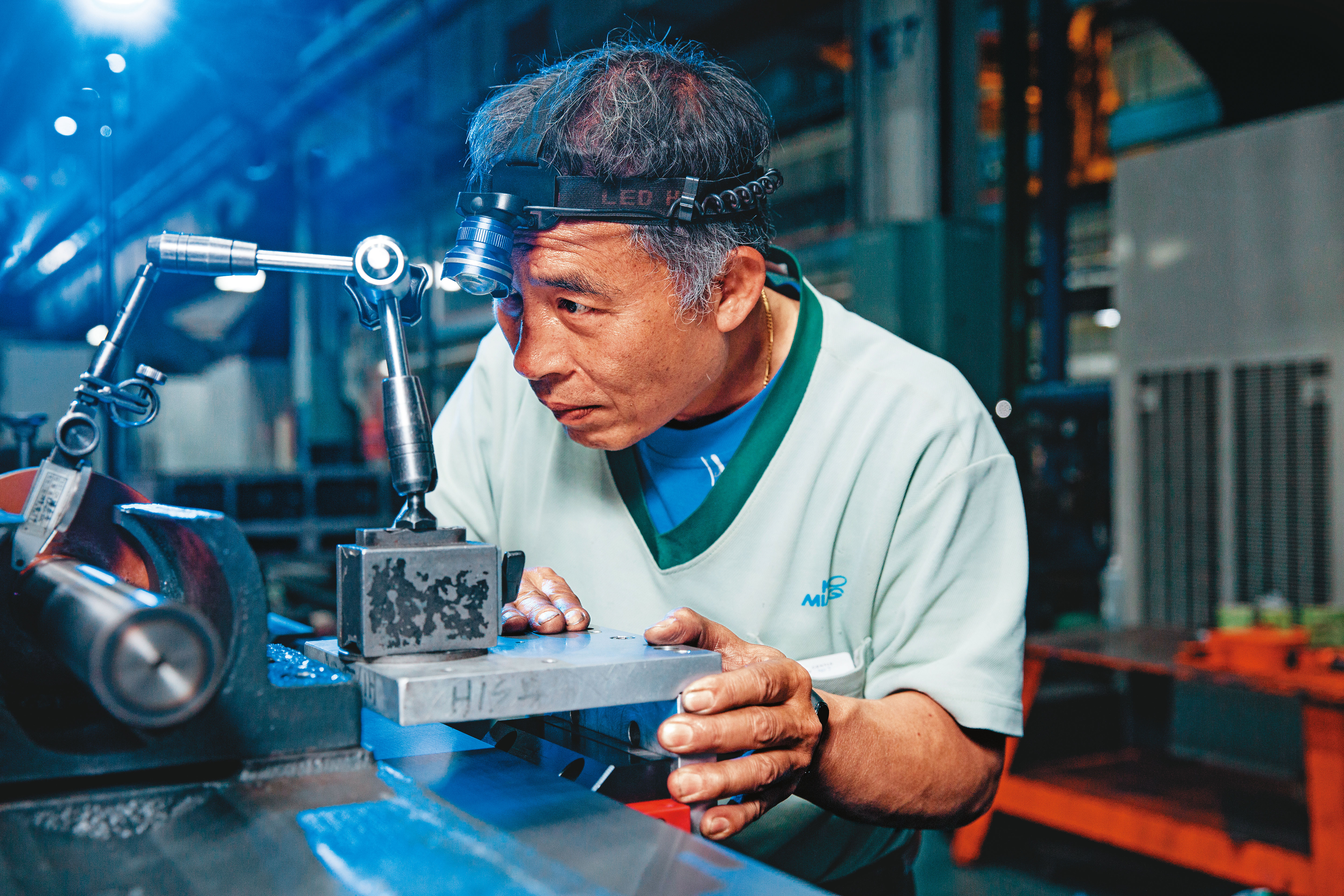 「鏟花」是精密工具機有基本準確度的起點，要靠師傅的巧手一刀一刀鏟出精度。