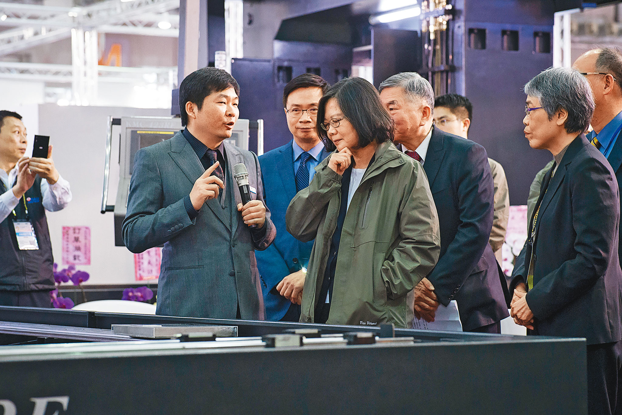 每年的台北工具機展，張仕育（左）都親上第一線坐鎮，前中為總統蔡英文。（總統府提供）