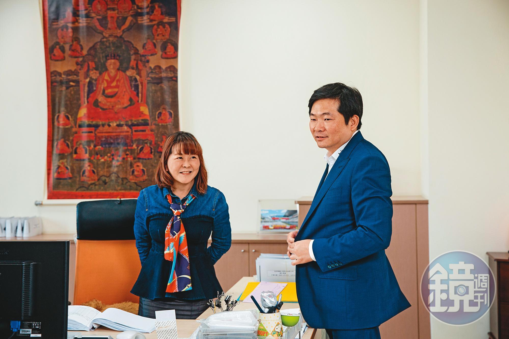 張仕育（右）和2個姊姊分別相差8歲與6歲，小時候姊姊還曾餵他吃飯。左為二姊、高明精機財務長張麗莉。
