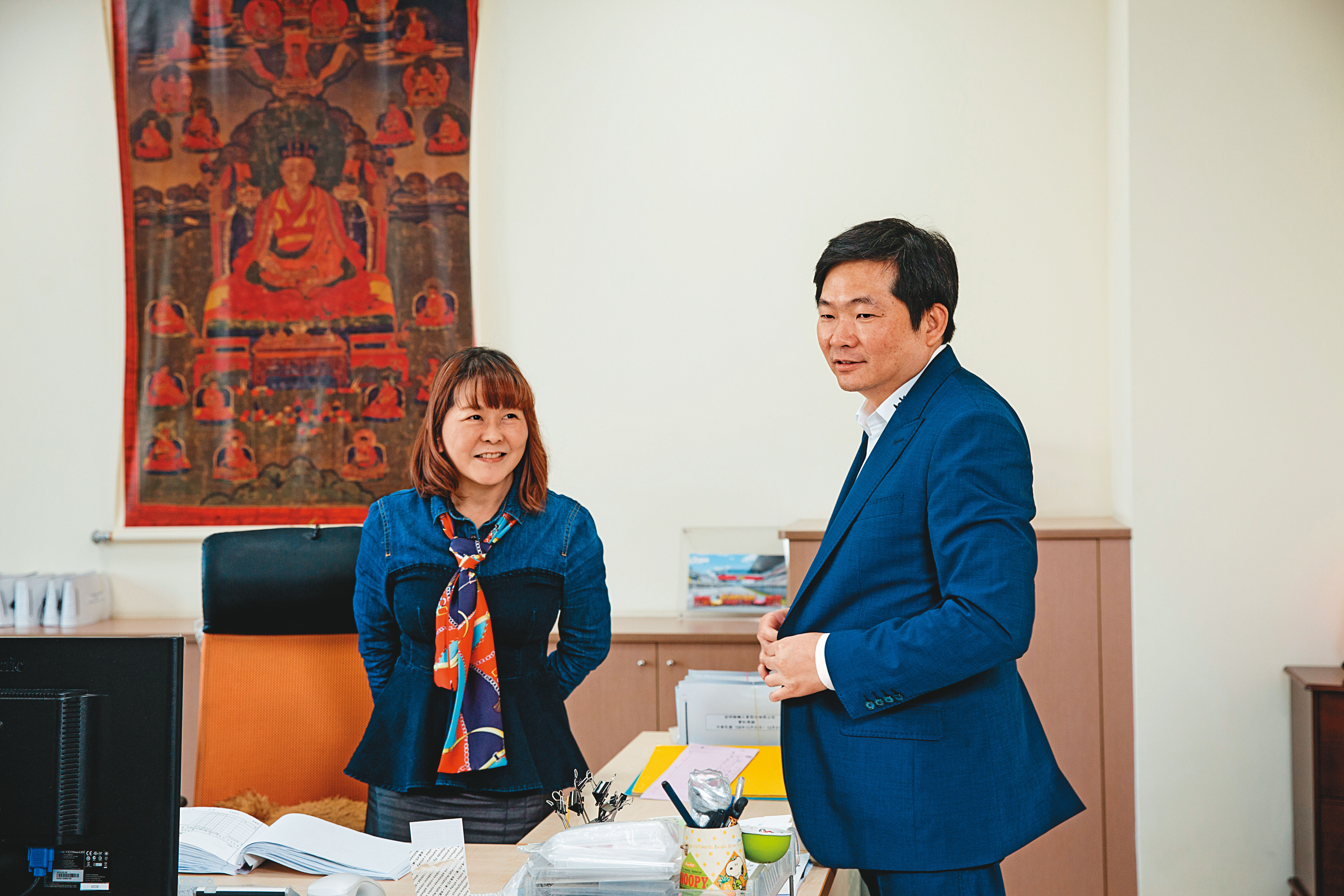 張仕育（右）和2個姊姊分別相差8歲與6歲，小時候姊姊還曾餵他吃飯。左為二姊、高明精機財務長張麗莉。