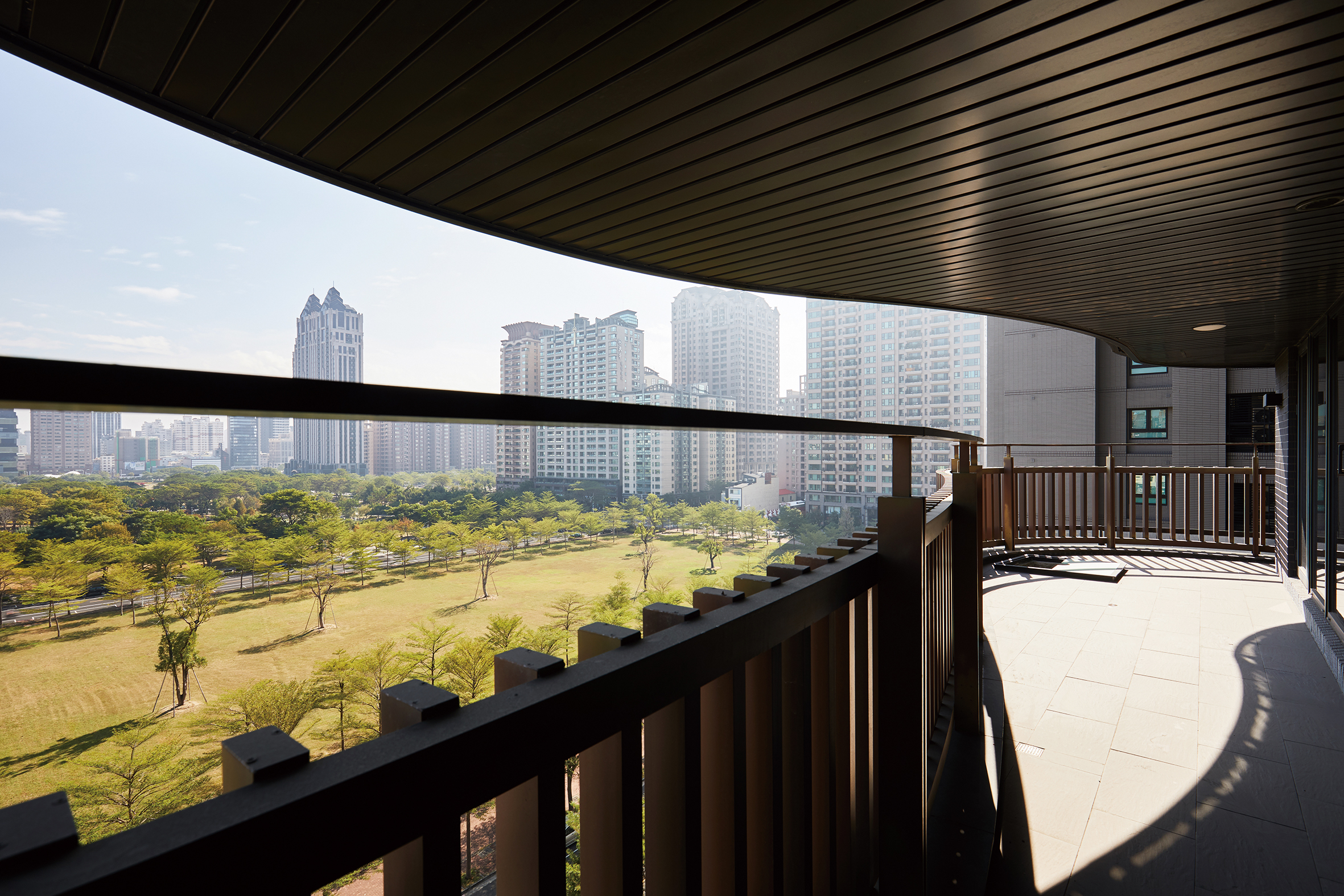 從建築內望向窗外永久無限綠地，感受無價的景觀視野與不凡品味。