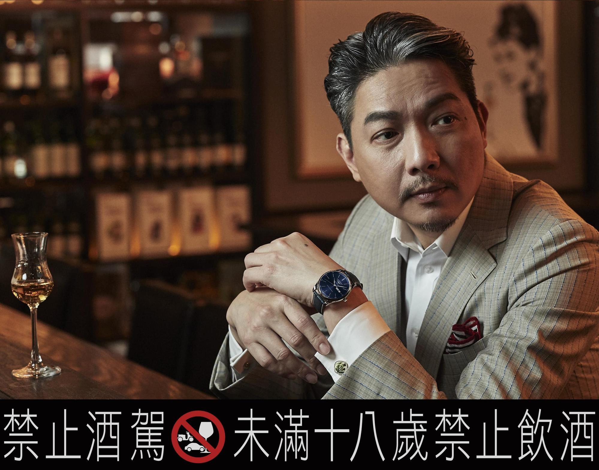 浪琴表巨擘系列藍色面盤年曆腕錶,錶盤閃動著光澤,在優雅設計中又增添年輕活力,搭配紳裝或休閒都讓舉手投足充滿品味。
