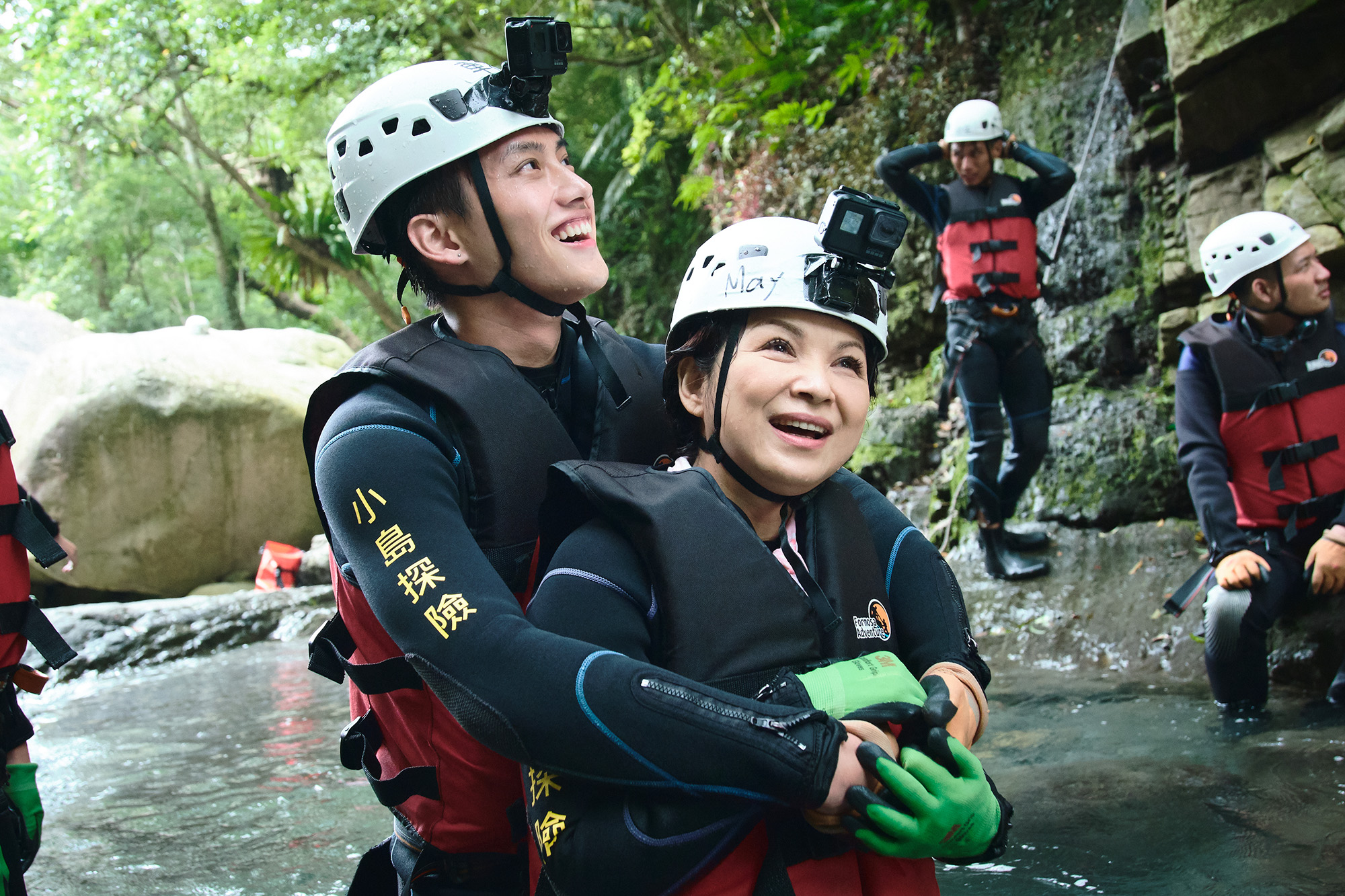 范少勳擔任實境節目《阮三个》新一季小幫手，范少勳在節目中貼心協助闆娘楊貴媚溯溪。（公視提供）