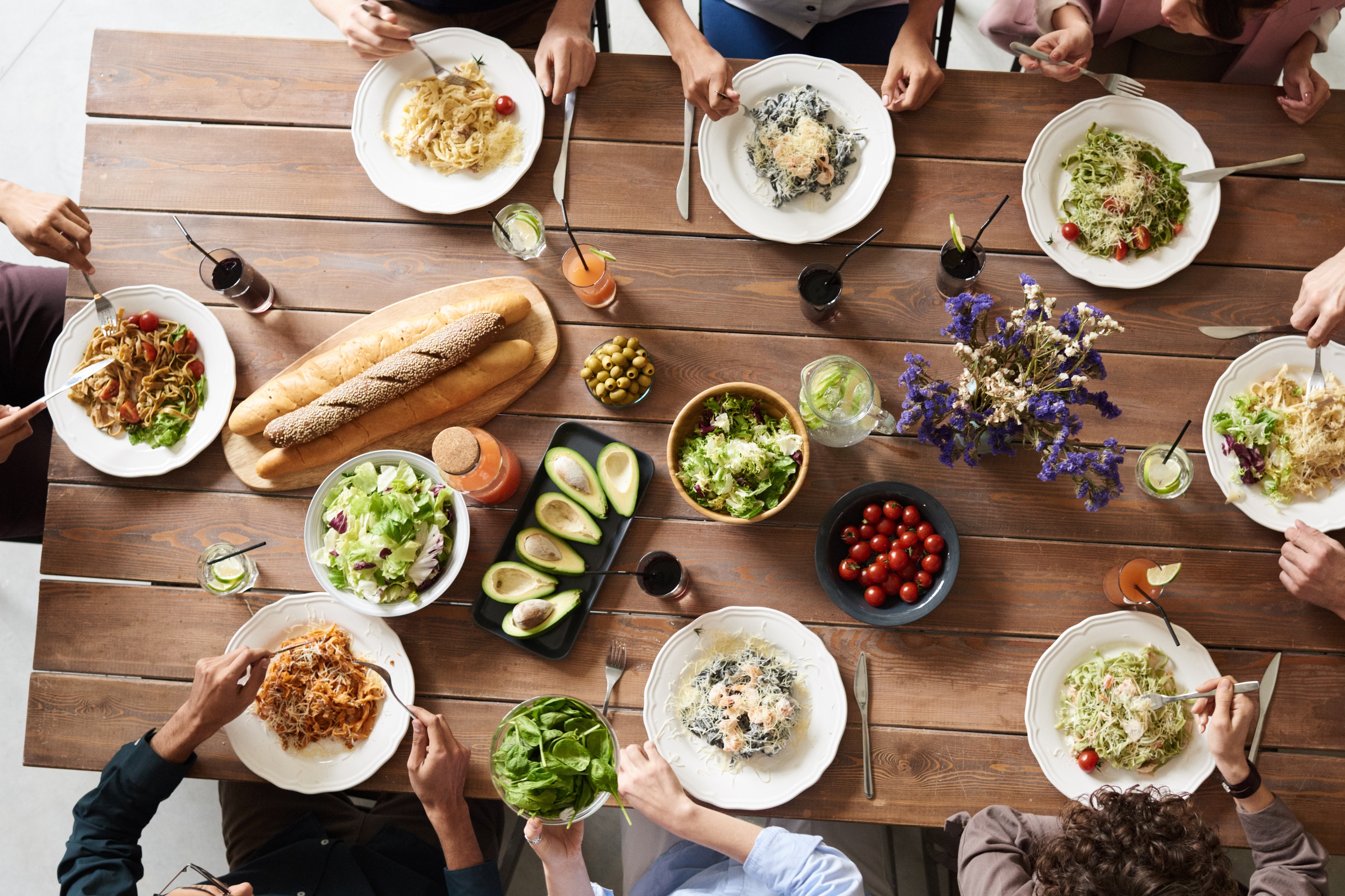 美國紐澤西州一場家庭聚餐後，7人感染武漢肺炎，4人死亡。（PEXELS提供）