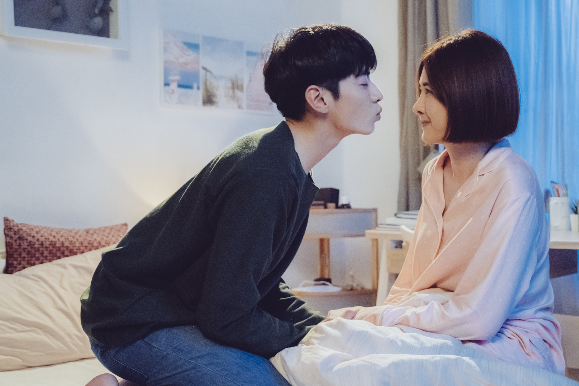 宋柏緯偷闖安心亞房間，被疑有偷親。（TVBS提供）