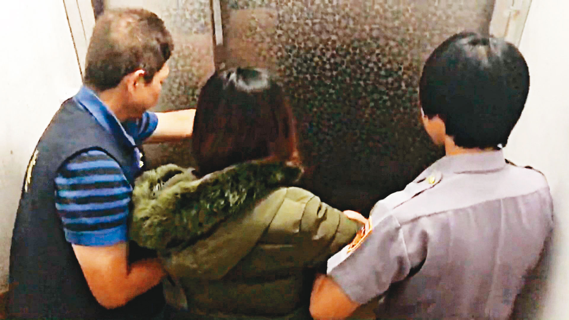 警方偵訊後，依殺人罪將尤凌薇（中）移送地檢署。（東森新聞提供）