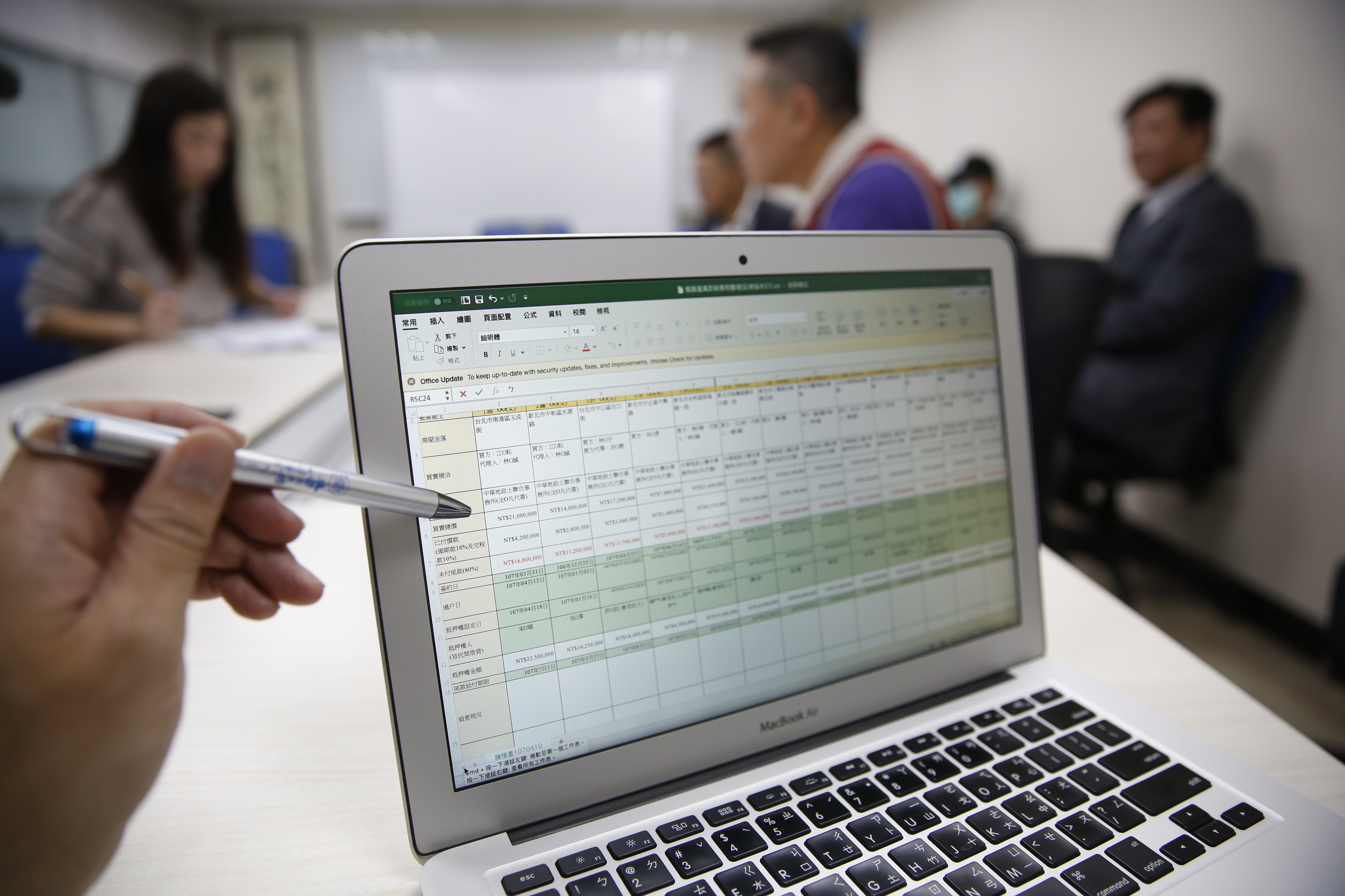 被害人指控三重在地某知名建商W姓小開與詐騙集團聯手假買屋真詐財。