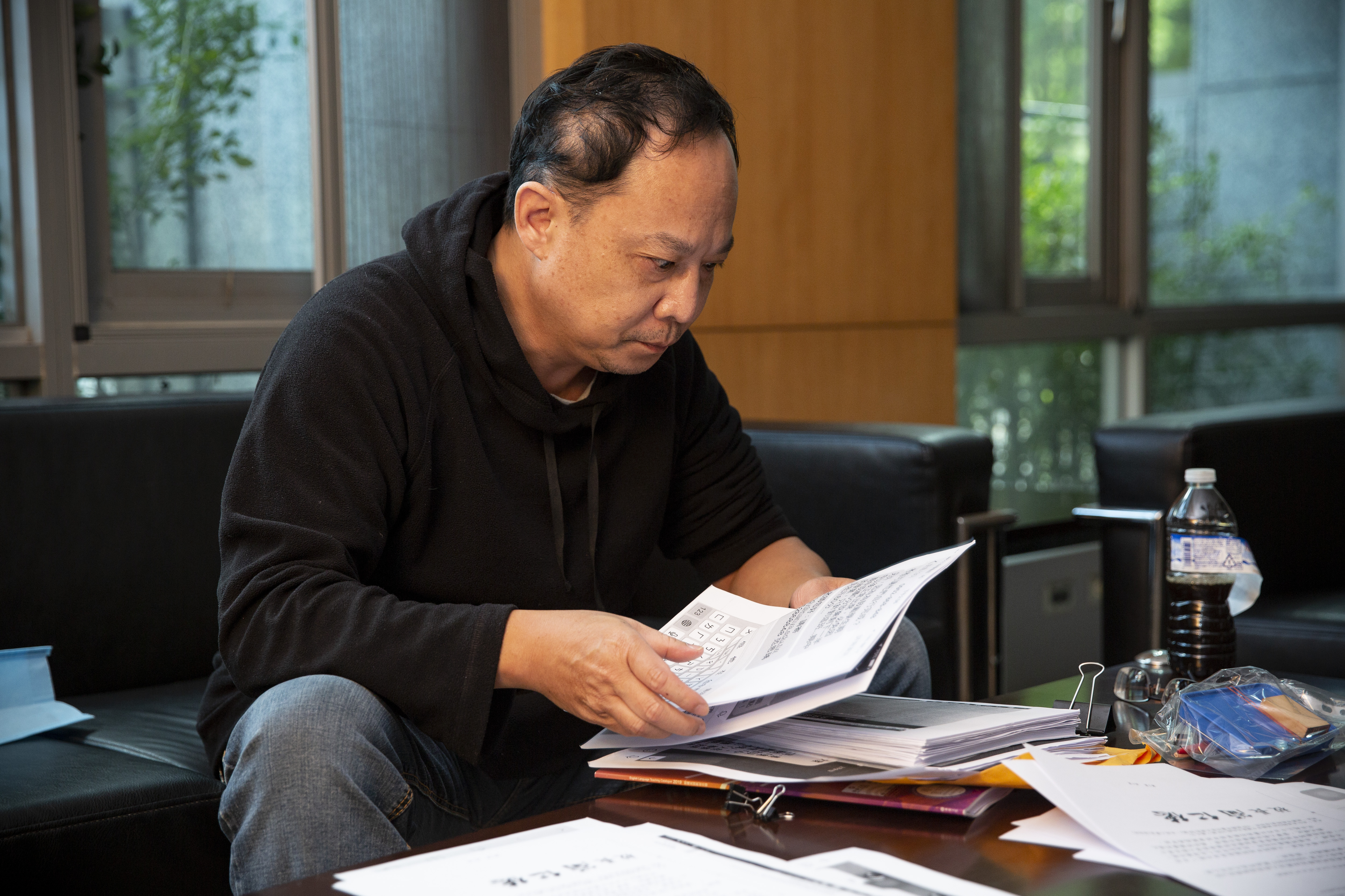 南亞觀光英語科助理教授巫仁杰指出，學校惡意將他違法解聘。