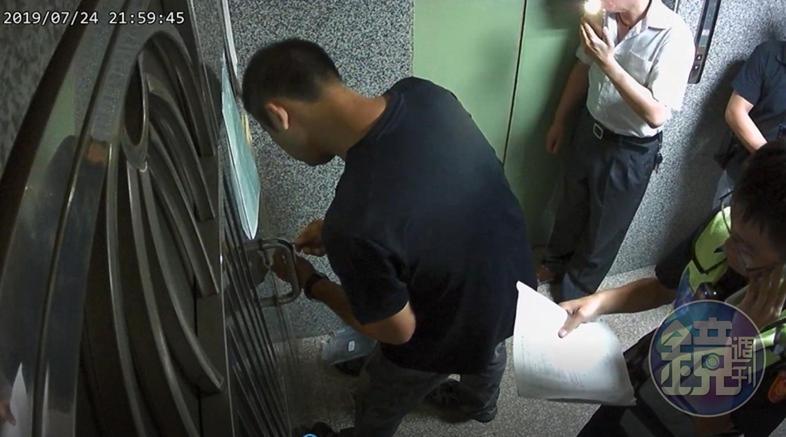 詐騙集團惡行被揭發後,還變本加厲破壞被害人家門鎖,試圖闖入。