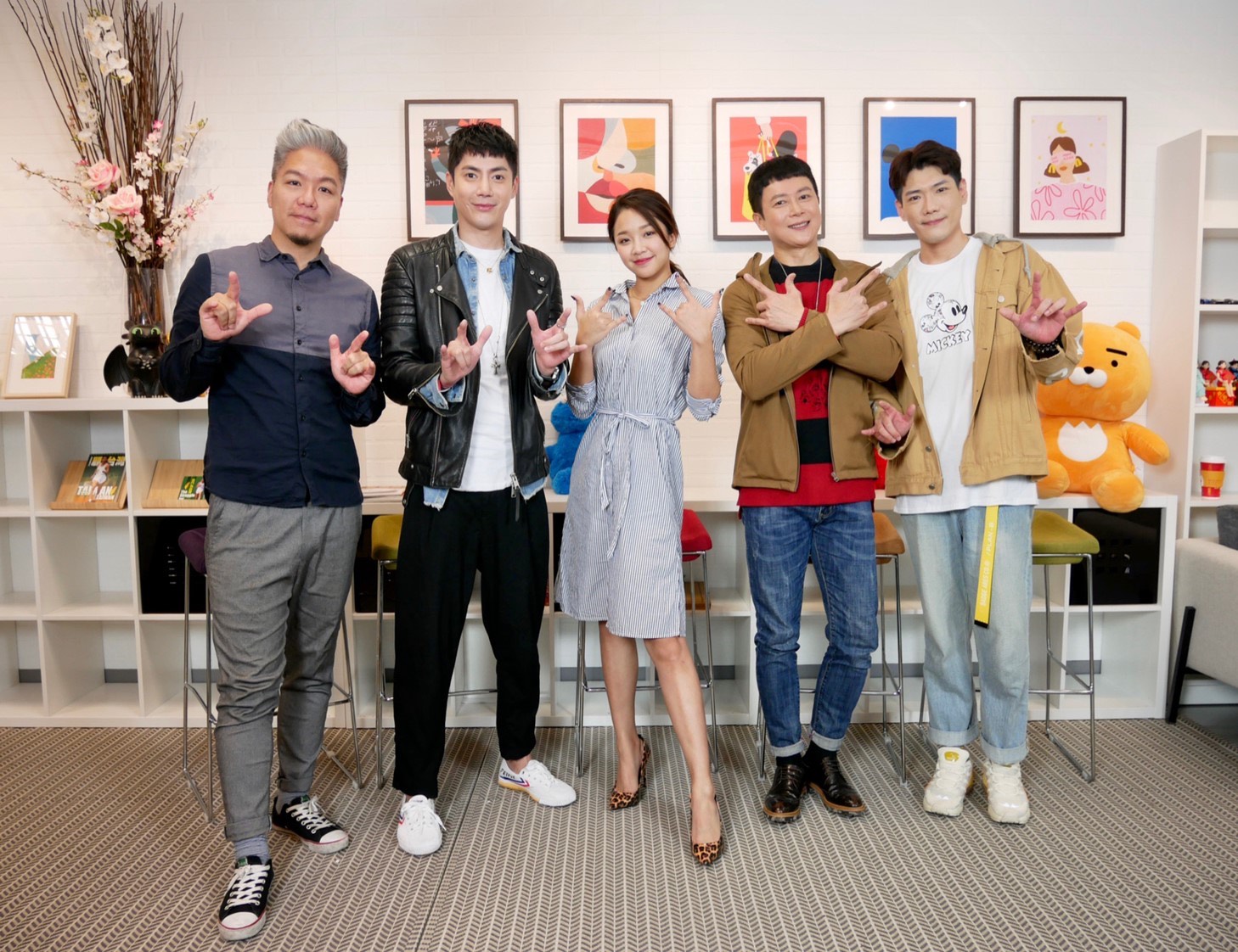 王燦（右二）、王凱（左二）及賴慧如（中）到《娛樂超skr》大談拍戲趣事。（民視提供）