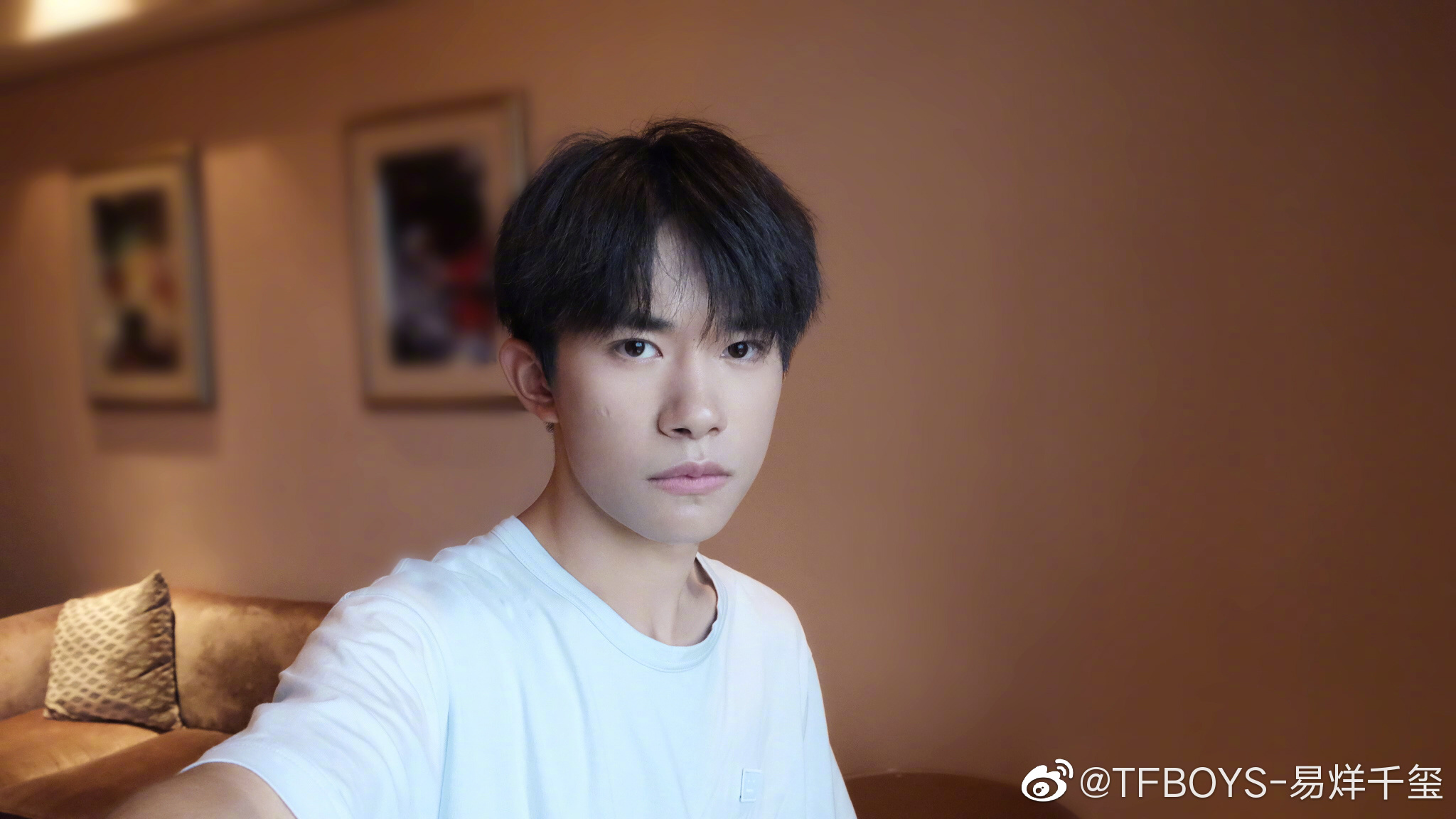 大陸歌手韓紅透露偶像男星易烊千璽自願在疫情最嚴峻時想去當搬運工。（翻攝自易烊千璽微博）