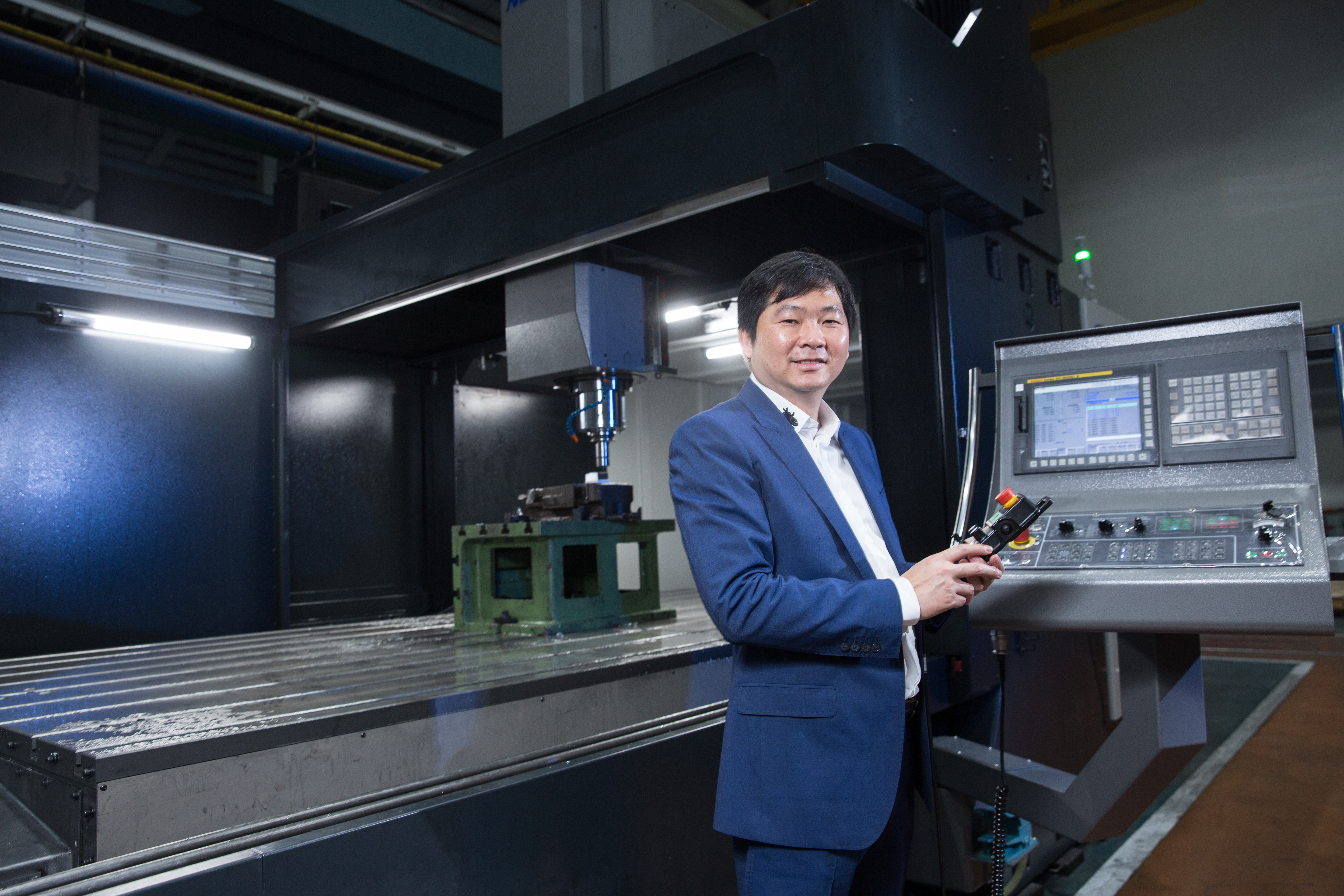 25歲那年，張仕育因父親意外去世，提前接班成為台灣工具機產業最年輕的頭家。