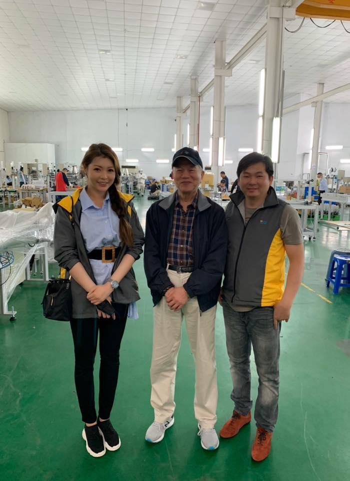 3月初，張仕育（右）率高明精機參與口罩國家隊。中為經濟部長沈榮津、左為太太殷琦。（翻攝殷琦臉書）