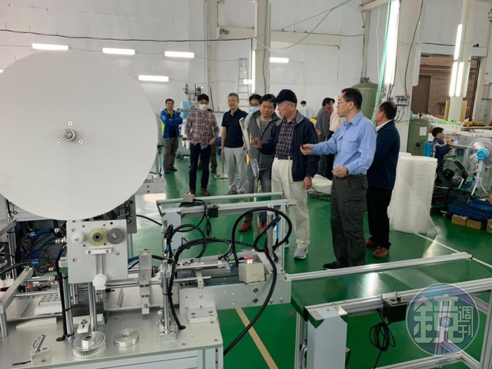 為增加台灣口罩產量，在工具機公會籌組下，有26家廠商聯合組成「口罩國家隊」，完成60條口罩產線。