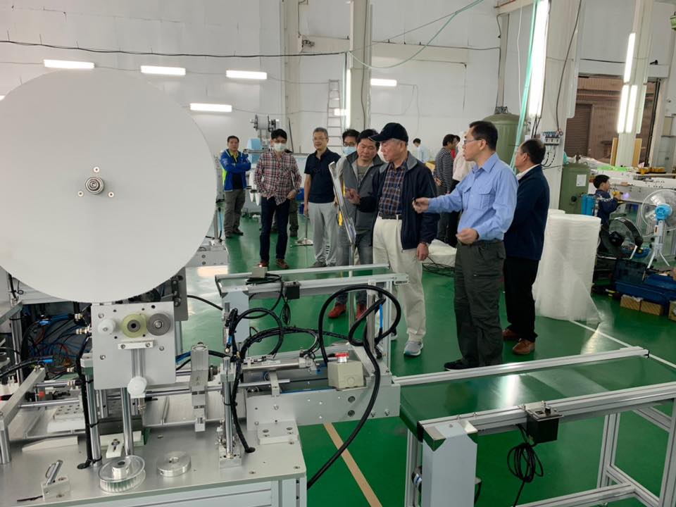為增加台灣口罩產量，在工具機公會籌組下，有26家廠商聯合組成「口罩國家隊」，完成60條口罩產線。