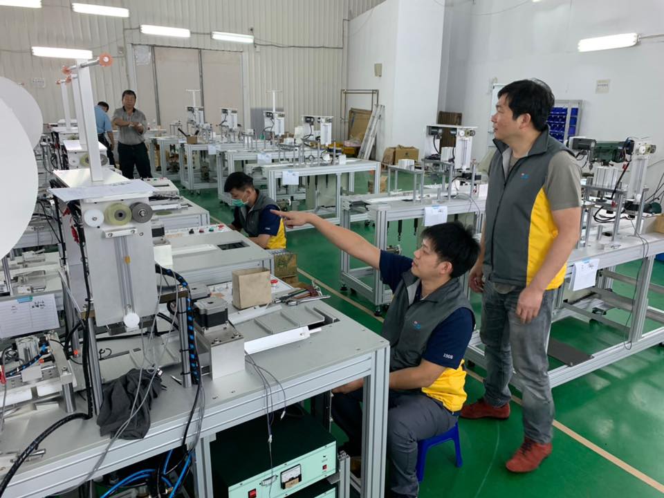 張仕育認為，口罩國家隊真正的幕後英雄，是各家公司派來支援的辛苦工程師。（翻攝殷琦臉書）