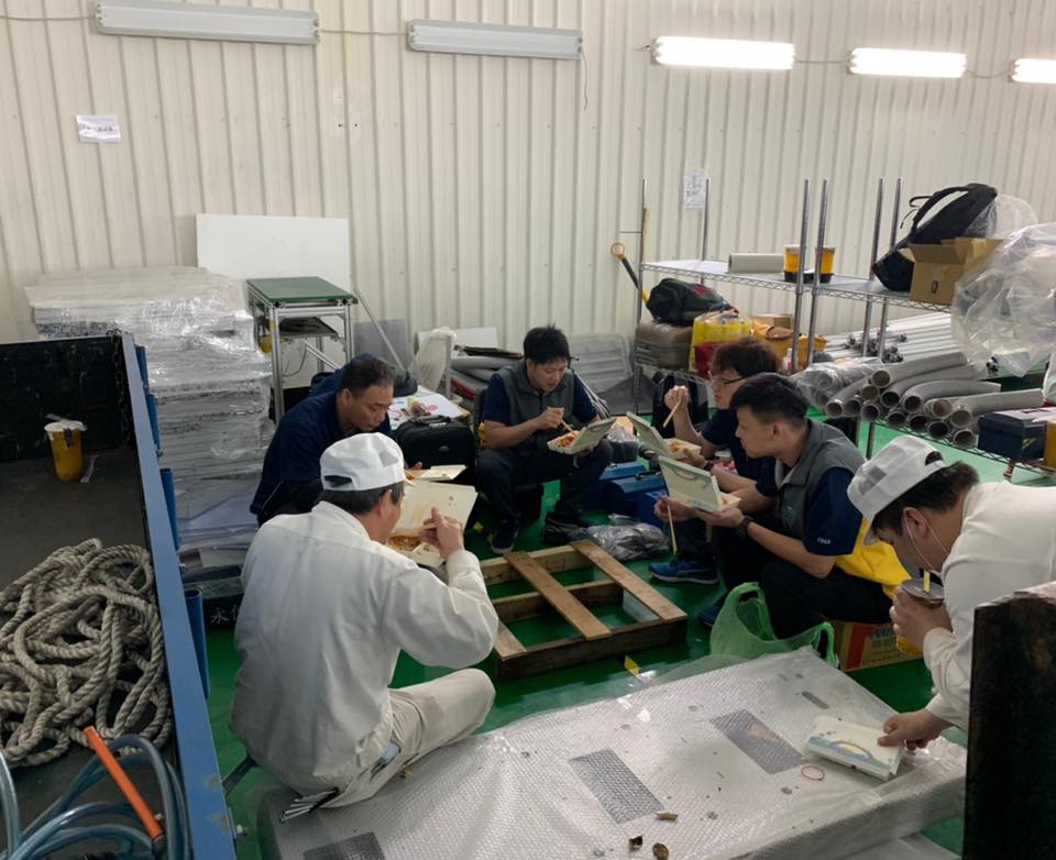 張仕育透露，為了增加台灣口罩產量，許多工程師連續3個禮拜，天天中餐、晚餐坐在工廠的地上吃便當，只為了完成60條產線。（翻攝殷琦臉書）