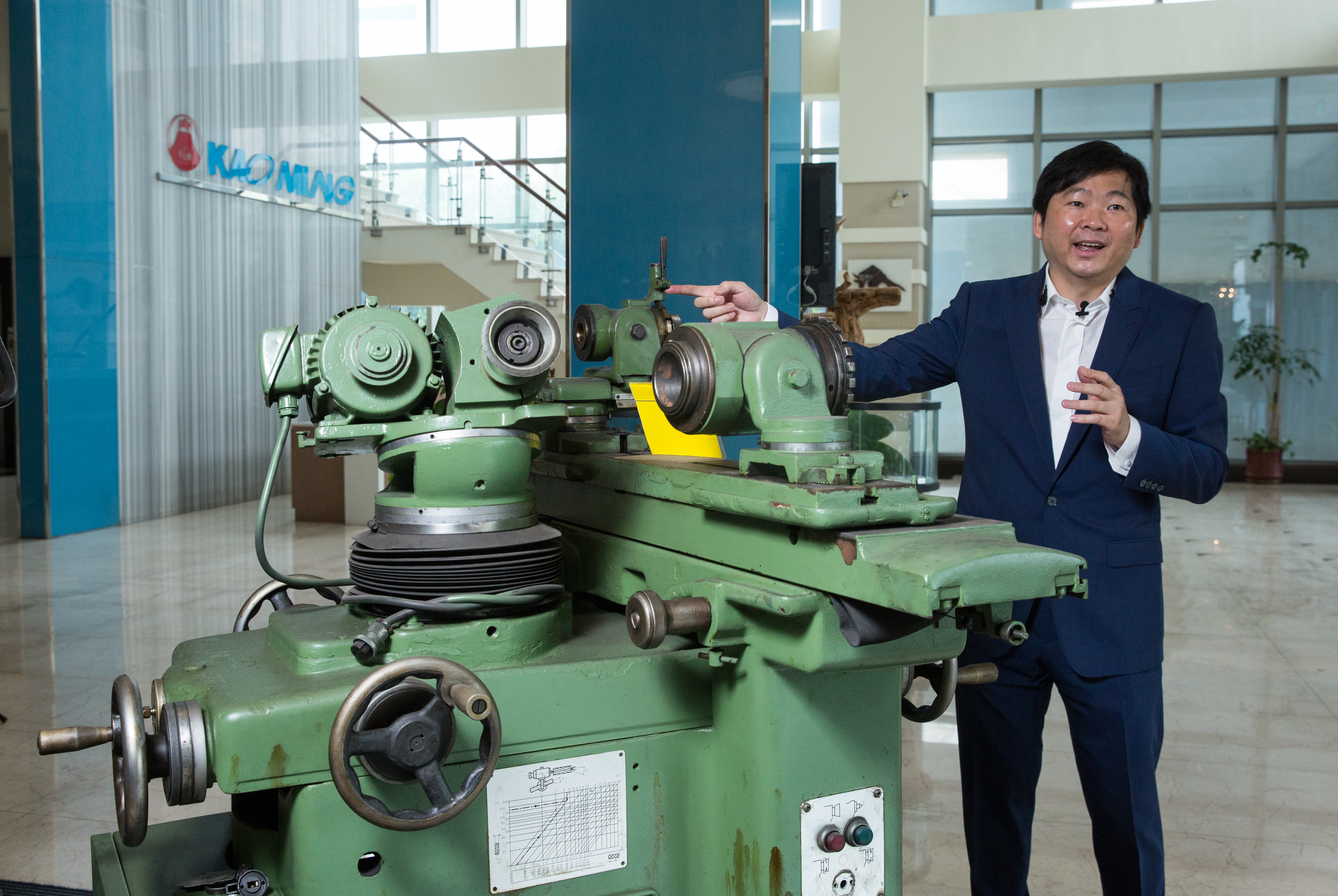 張鎬洺以生產旋臂鑽床和萬能工具模床起家，獨子張仕育至今仍在公司一樓大廳，擺放這2台機器紀念父親。