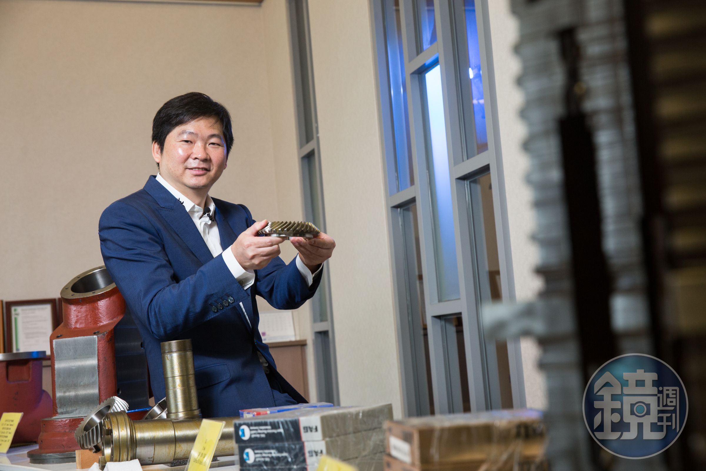 為了強化市場定位，張仕育曾把一台長14米的龍門型加工中心機拉到德國參展。