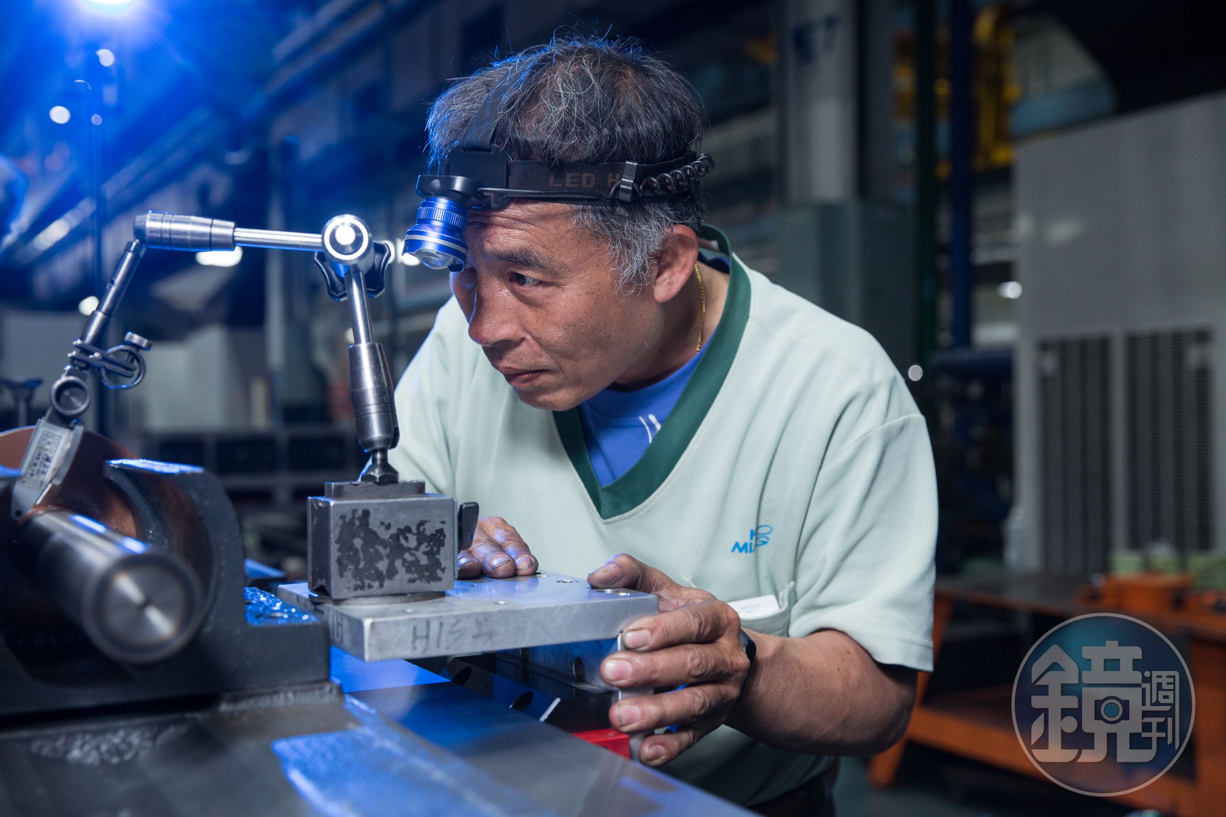 「鏟花」是精密工具機有基本準確度的起點，只能靠師傅的巧手一刀一刀鏟出精度。